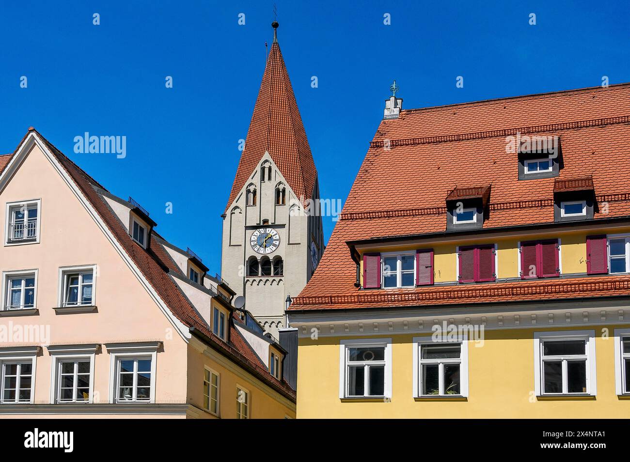 Toits de tuiles avec lucarnes et la tour de l'église du monastère, Kaufbeuern, Allgaeu, Souabe, Bavière, Allemagne Banque D'Images