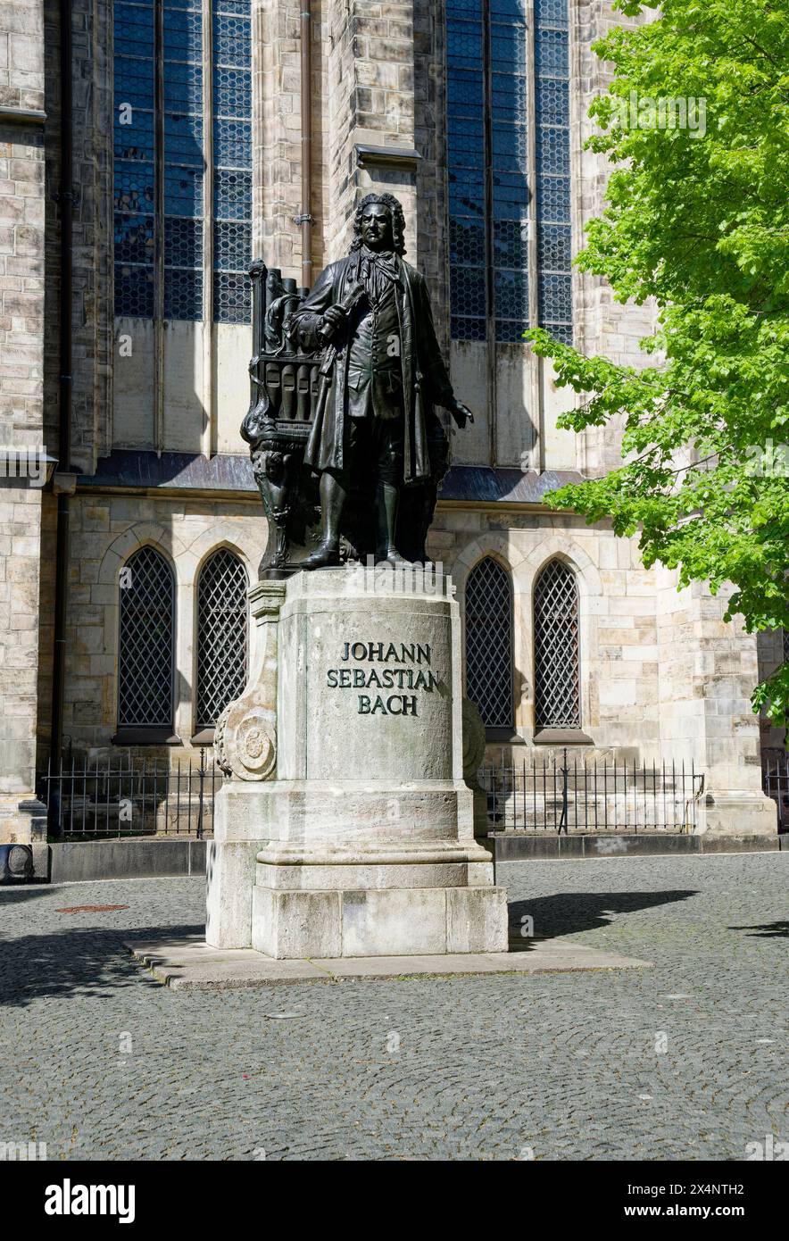 Nouveau monument de Bach par Carl Seffner sur le cimetière St Thomas devant l'église St Thomas, Leipzig, Saxe, Allemagne Banque D'Images