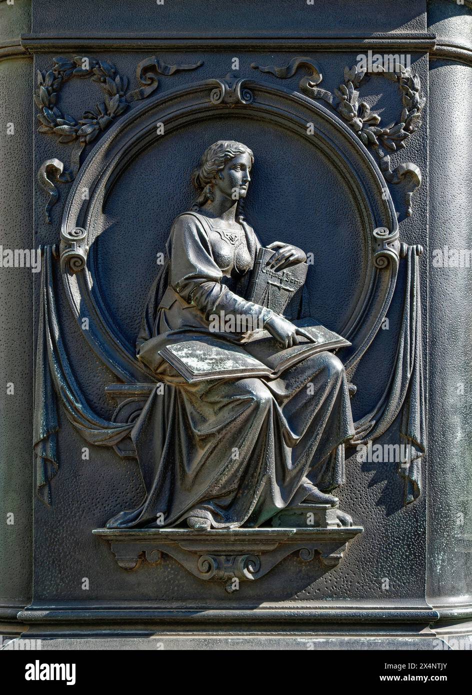 Sculpture sur piédestal sur le monument à Gottfried Wilhelm Leibniz, cour intérieure de l'Université de Leipzig, Leipzig, Saxe, Allemagne, Europe Banque D'Images