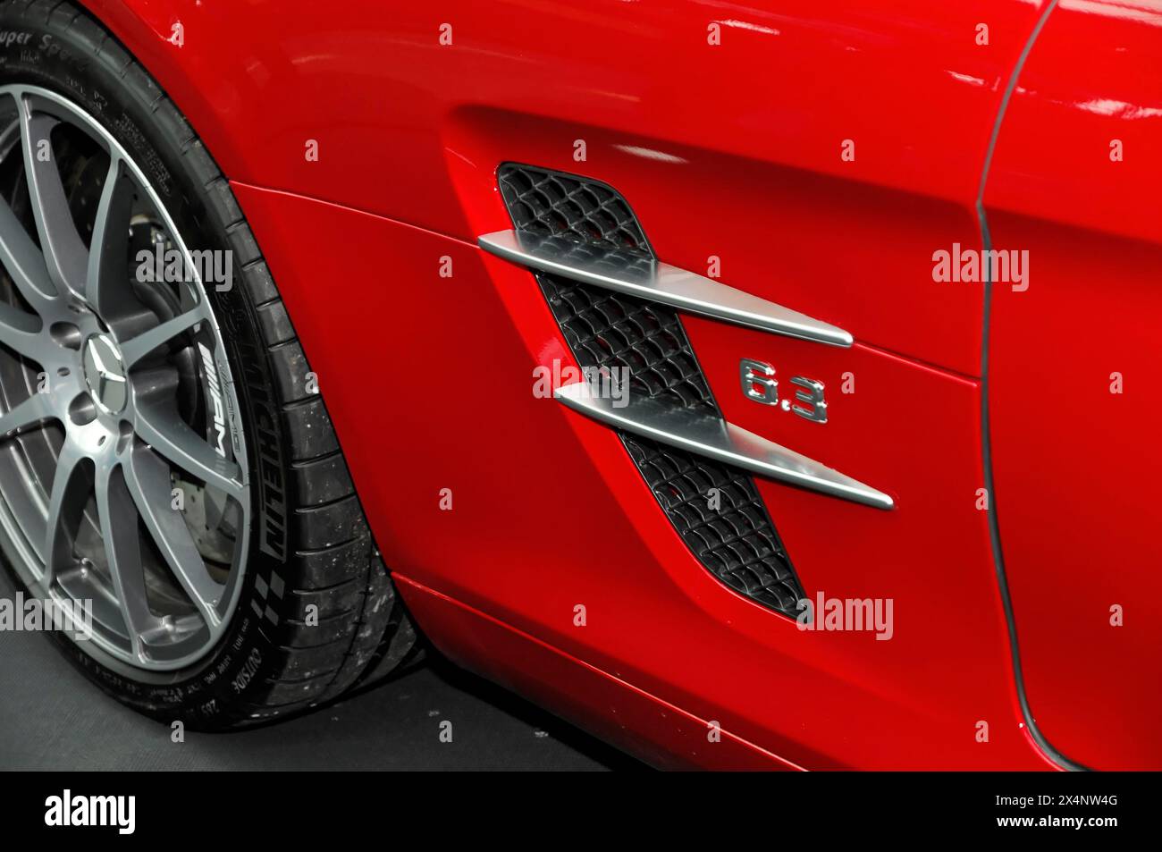 Vue détaillée de la ventilation latérale et de l'écusson d'une voiture de sport Mercedes-AMG 6,3 rouge, Stuttgart Messe, Stuttgart, Bade-Wuerttemberg, Allemagne Banque D'Images