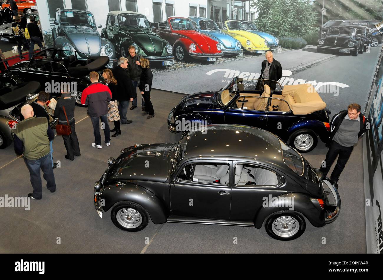 Volkswagen Beetle en différentes couleurs exposées avec des personnes en arrière-plan, Stuttgart Messe, Stuttgart, Bade-Württemberg, Allemagne, Europe Banque D'Images