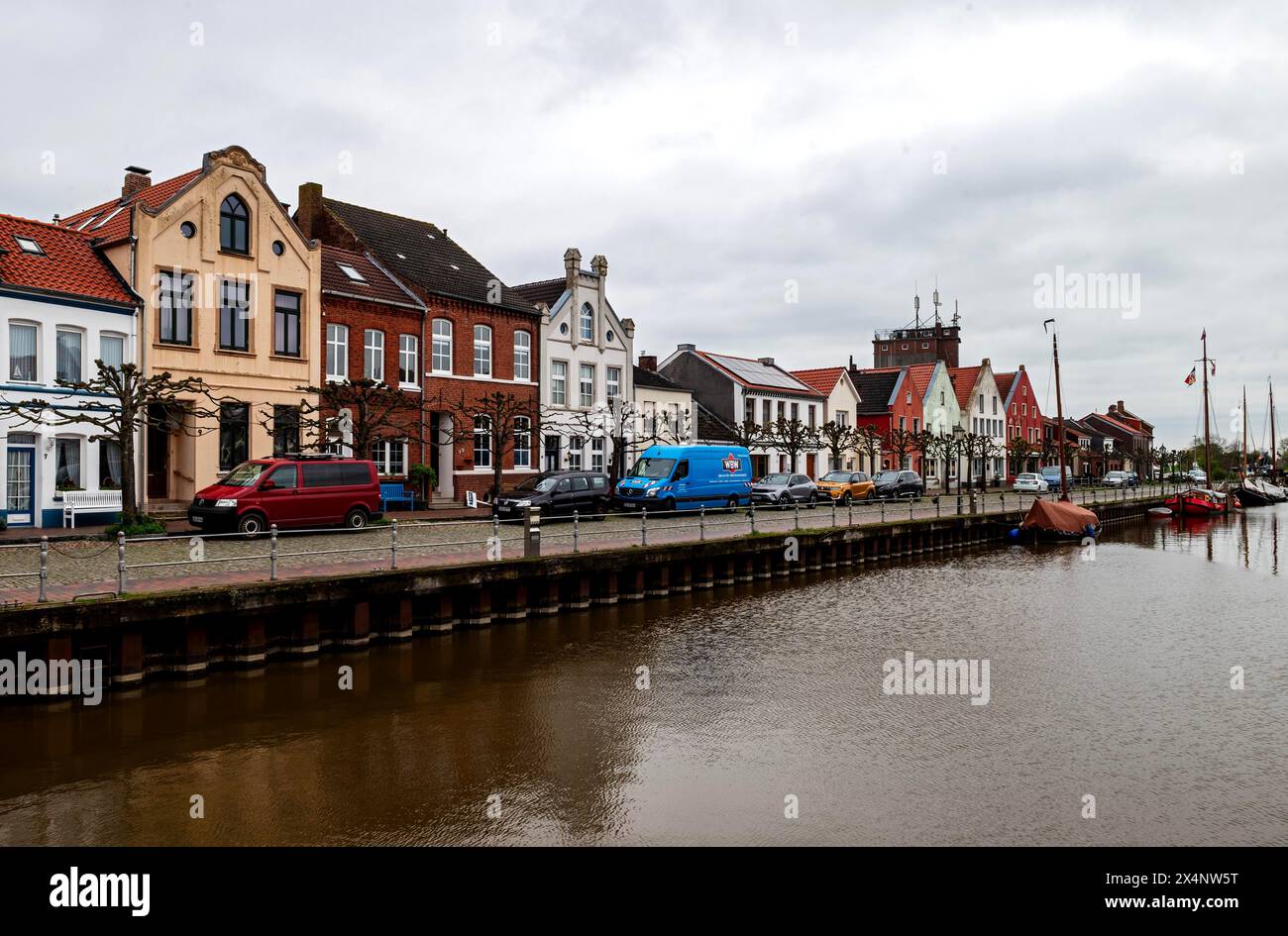 Rangée de maisons sur le côté nord, Old OAT dans la petite ville de Weener, district de Leer, Rheiderland, Frise orientale, basse-Saxe, Allemagne, Europe Banque D'Images