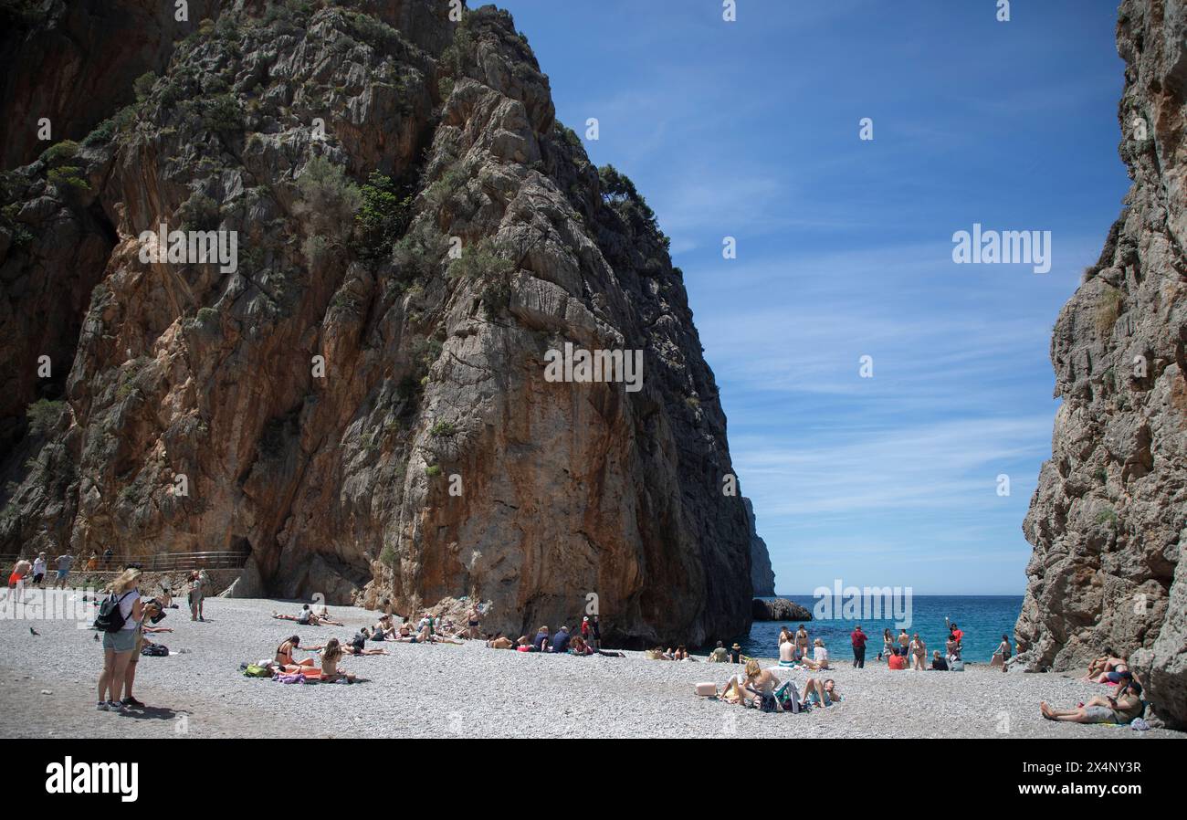 Sa Calobra, Espagne. 04 mai 2024. Les gens prennent le soleil sur la plage de sa Calobra dans les montagnes de Tramuntana à Majorque. Crédit : Clara Margais/dpa/Alamy Live News Banque D'Images