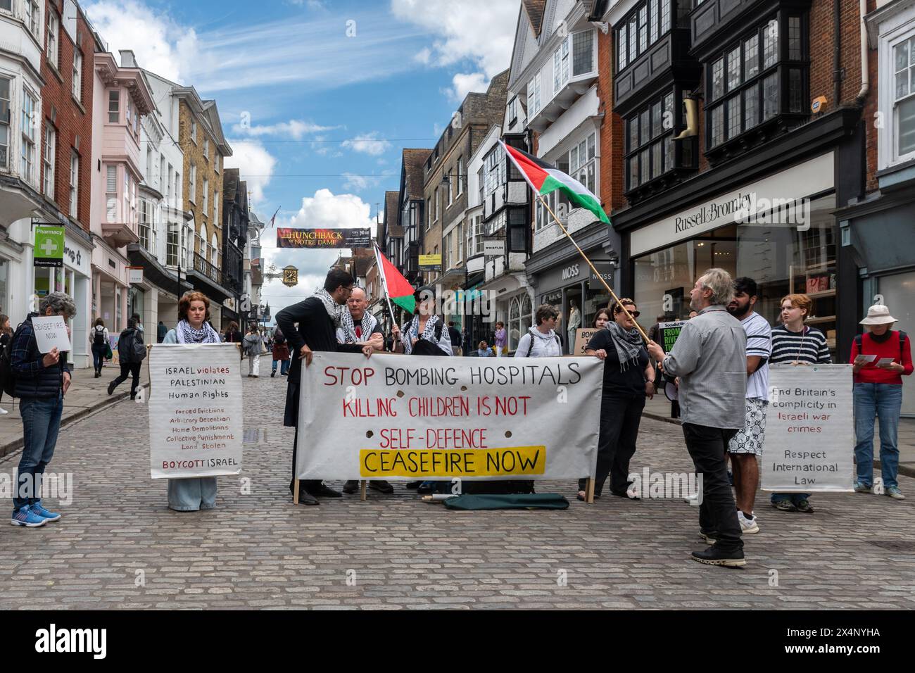 4 mai 2024. Une petite manifestation pro-palestinienne (pro-palestinienne) a eu lieu aujourd'hui à Guildford High Street, Surrey, Angleterre, Royaume-Uni. Les manifestants protestent contre l'offensive israélienne à Gaza, lancée en représailles à l'attaque du Hamas le 7 octobre 2023, et qui a entraîné la mort de milliers de Palestiniens. Banque D'Images