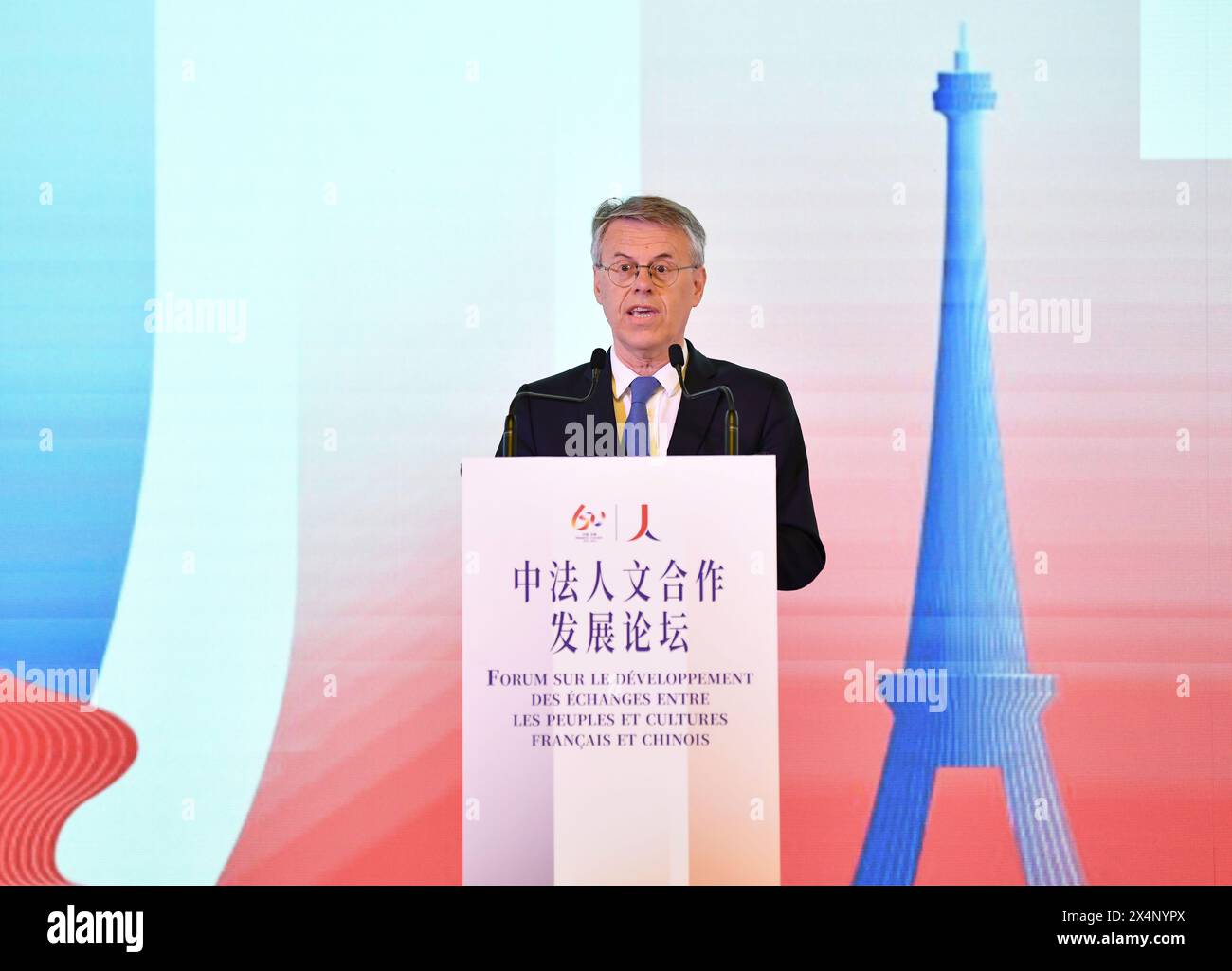 (240504) -- PARIS, 4 mai 2024 (Xinhua) -- Eric Alauzet, président du Groupe d'amitié France-Chine de l'Assemblée nationale française, prend la parole lors d'un forum sur le développement des échanges interpersonnels et culturels entre la Chine et la France, à Paris, le 4 mai 2024. Le forum s'est tenu ici samedi, dans le but de stimuler la coopération et l'apprentissage mutuel. Cette année marque le 60e anniversaire de l’établissement de relations diplomatiques entre la Chine et la France et est également l’année sino-française de la culture et du tourisme. Les participants ont convenu que le renforcement des échanges culturels et co Banque D'Images