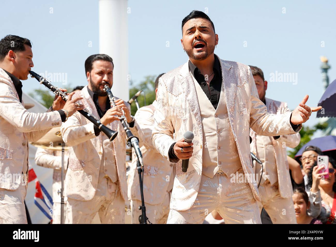 4 mai 2024, Tokyo, Japon : les membres de Banda Sinaloense El Recodo de Cruz Lizarraga se produisent au Festival Camino A Latinoamerica à Odaiba. Des centaines de personnes se sont rassemblées pour voir l'un des groupes de musique de banda les plus réussis du Mexique. Ils sont venus au Japon pour la deuxième fois. (Crédit image : © Rodrigo Reyes Marin/ZUMA Press Wire) USAGE ÉDITORIAL SEULEMENT! Non destiné à UN USAGE commercial ! Banque D'Images