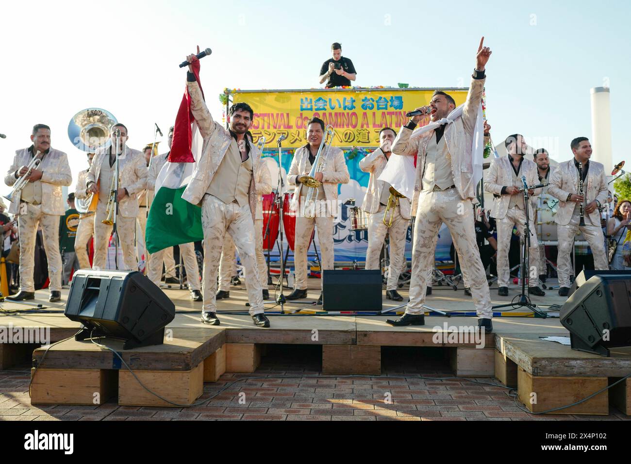 4 mai 2024, Tokyo, Japon : les membres de Banda Sinaloense El Recodo de Cruz Lizarraga se produisent au Festival Camino A Latinoamerica à Odaiba. Des centaines de personnes se sont rassemblées pour voir l'un des groupes de musique de banda les plus réussis du Mexique. Ils sont venus au Japon pour la deuxième fois. (Crédit image : © Rodrigo Reyes Marin/ZUMA Press Wire) USAGE ÉDITORIAL SEULEMENT! Non destiné à UN USAGE commercial ! Banque D'Images