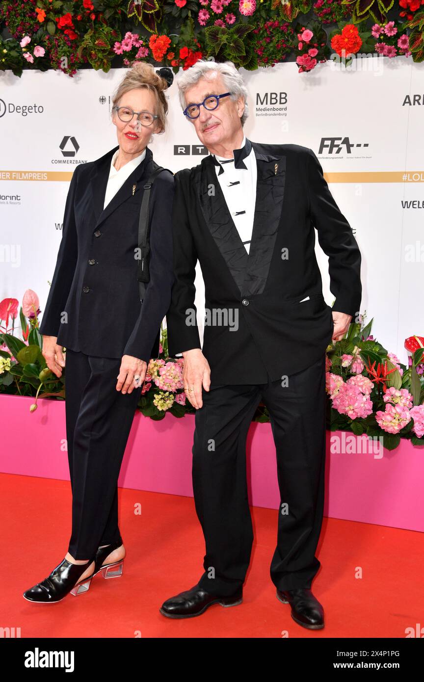 Wim Wenders mit Ehefrau Donata BEI der 74. Verleihung des Deutschen Filmpreises 2024 im Theater am Potsdamer Platz. Berlin, 03.05.2024 Banque D'Images