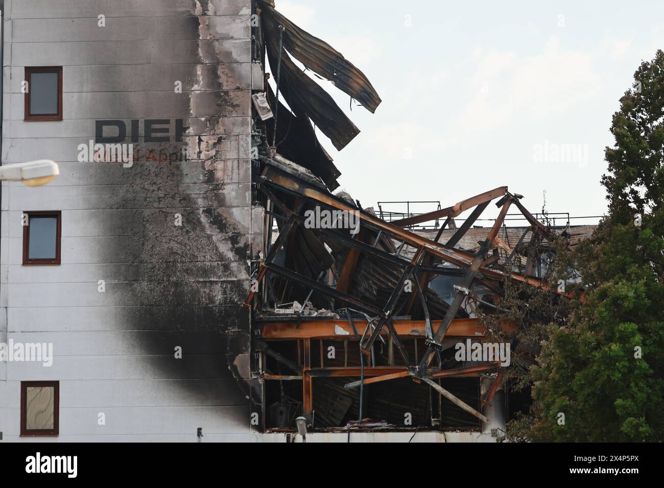 Berlin, Allemagne. 4 mai 2024. Le bâtiment de l'usine détruit à Berlin-Lichterfelde. Travaux d'extinction achevés après un incendie majeur dans la construction d'usine à Berlin-Lichterfelde. L'incendie majeur dans une entreprise de technologie métallurgique à Berlin-Lichterfelde a éclaté vendredi matin, 3 mai 2024. Crédit : Sven Struck/Alamy Live News Banque D'Images