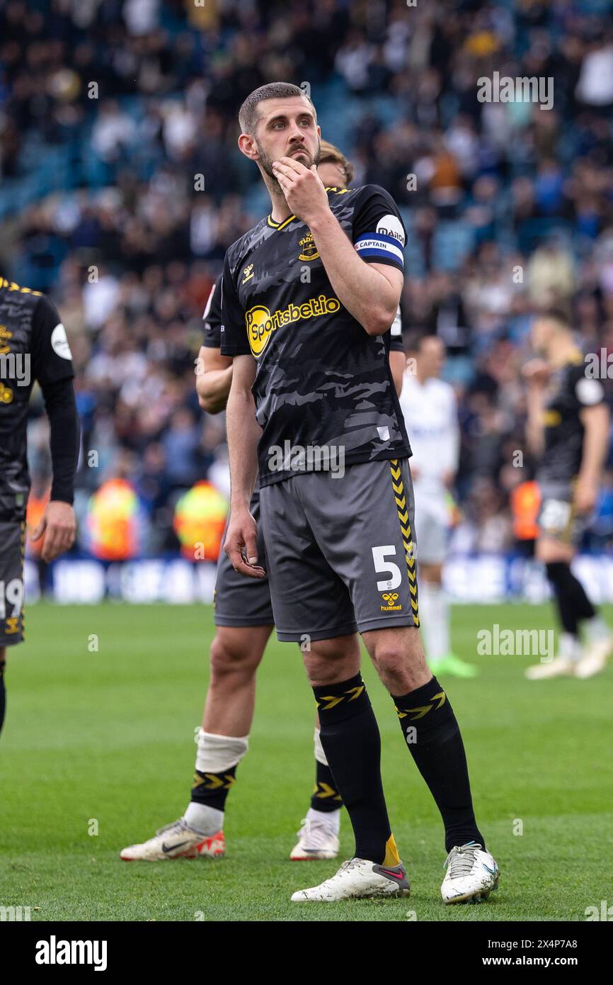 Jack Stephens (Southampton) apprend que Southampton affrontera West Bromwich Albion en demi-finale des séries éliminatoires après le match du Sky Bet Championship entre Leeds United et Southampton à Elland Road, Leeds le samedi 4 mai 2024. (Photo : Pat Scaasi | mi News) crédit : MI News & Sport /Alamy Live News Banque D'Images