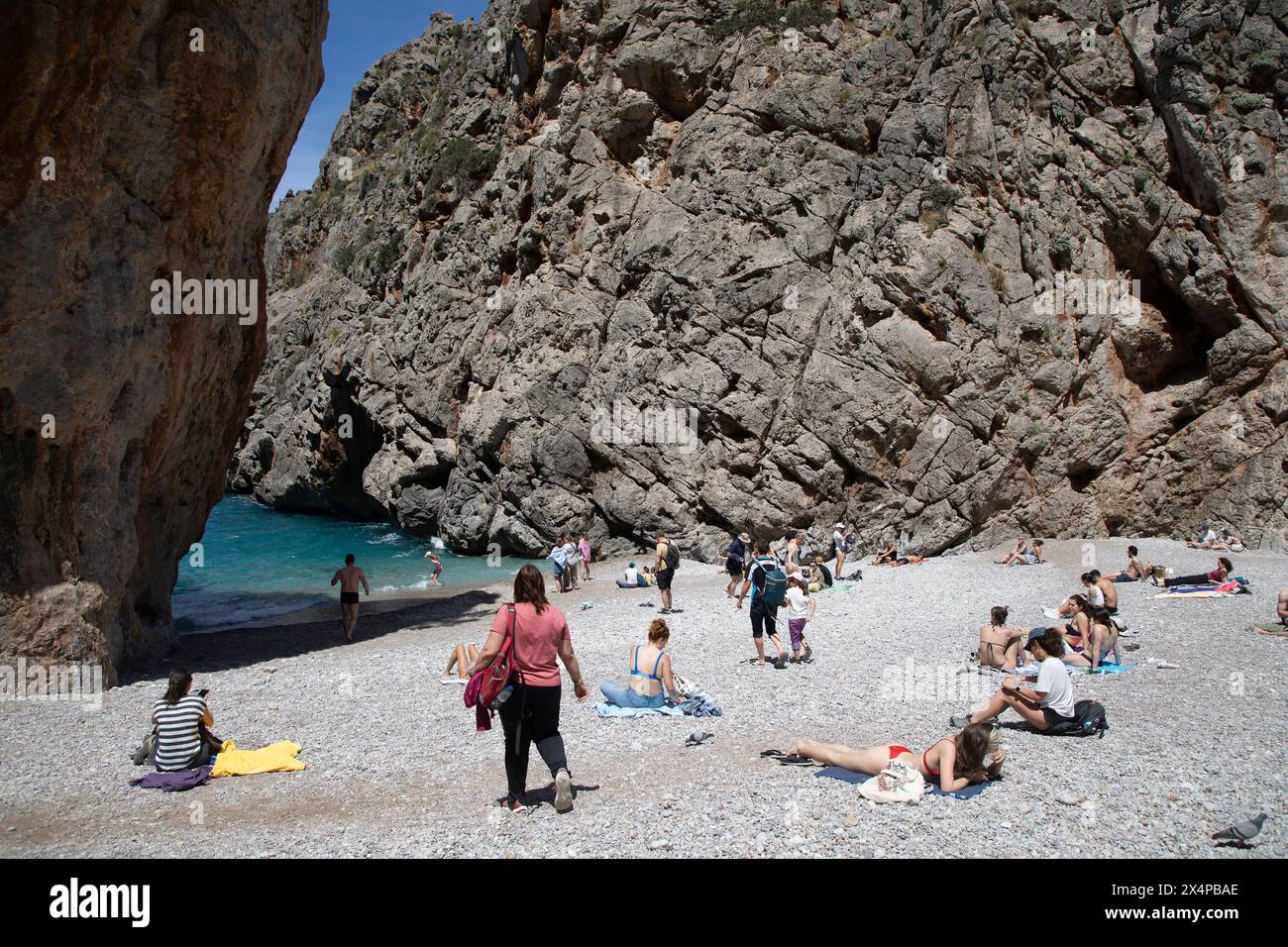 Sa Calobra, Espagne. 04 mai 2024. Les gens prennent le soleil sur la plage de sa Calobra dans les montagnes de Tramuntana à Majorque. Crédit : Clara Margais/dpa/Alamy Live News Banque D'Images