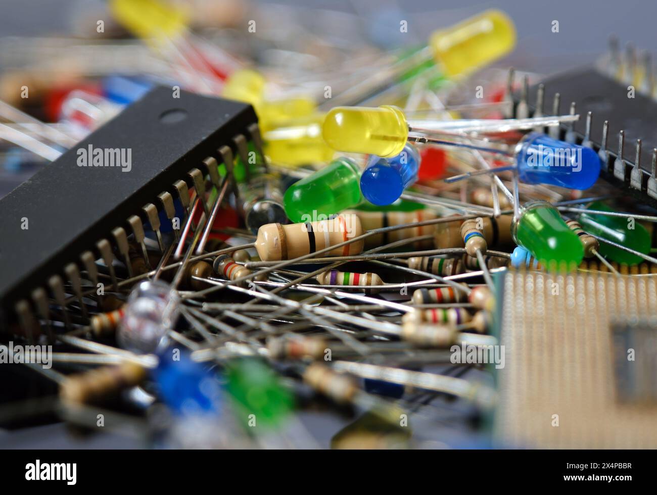 Eléments de circuit électronique. Résistance, diodes électroluminescentes et processeurs. Fond de concept de l'industrie électronique et des semi-conducteurs. Banque D'Images