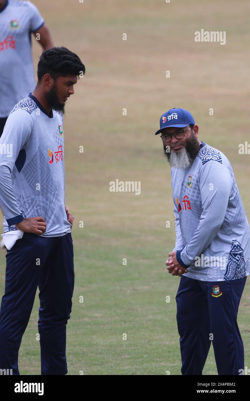 Mushtaq Ahmed (à droite), légende pakistanaise de la colonne vertébrale, rejoint le panel d'entraîneurs de l'équipe nationale de cricket du Bangladesh alors qu'il parle au spinner bangladais Rishad Hossain (à gauche Banque D'Images