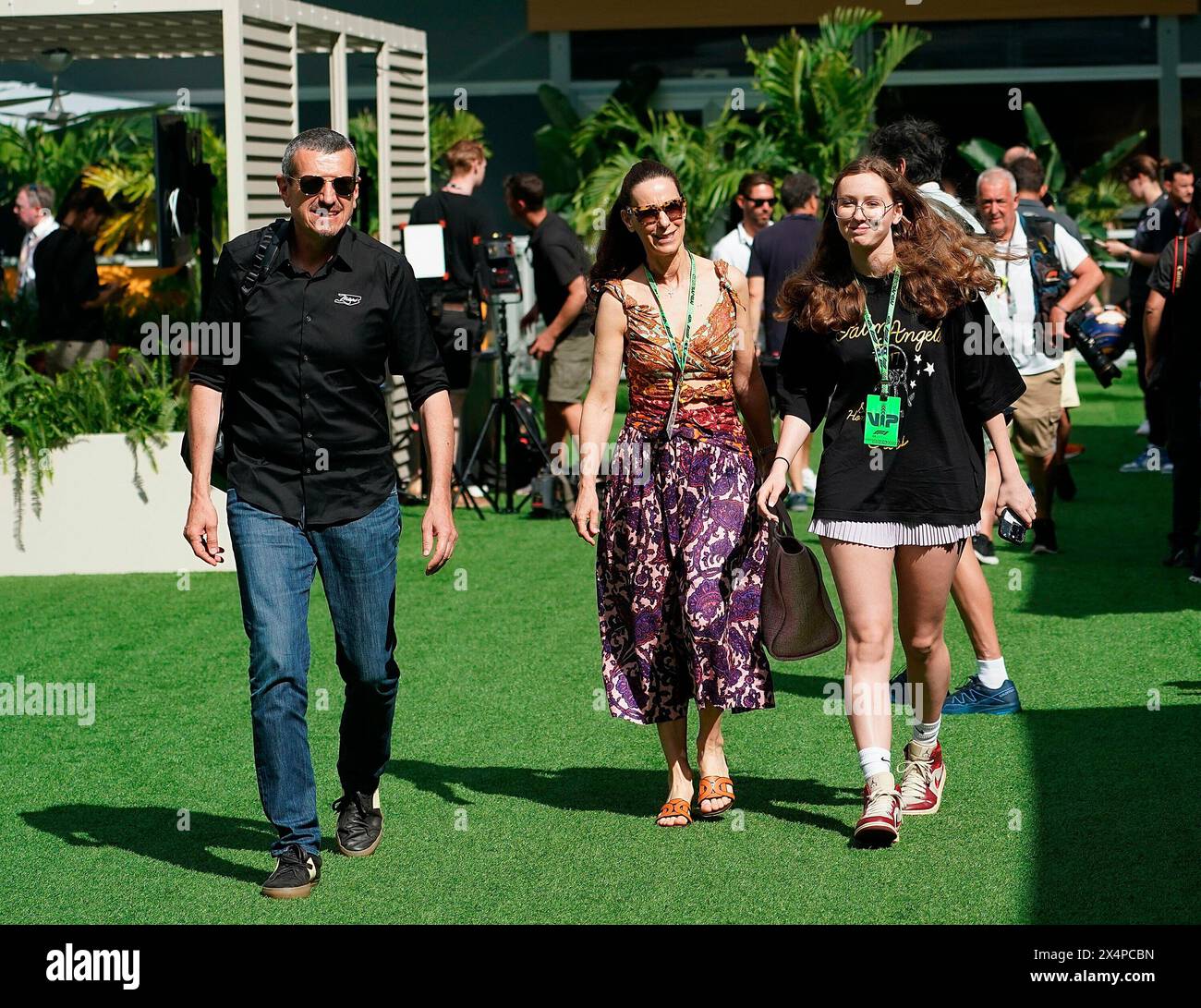 04.05.2024, Miami International Autodrome, Miami, formule 1 Crypto.com Miami Grand Prix, dans la photo Gunther Steiner avec sa femme Gertraud et sa fille Greta dans le paddock à Miami. Banque D'Images