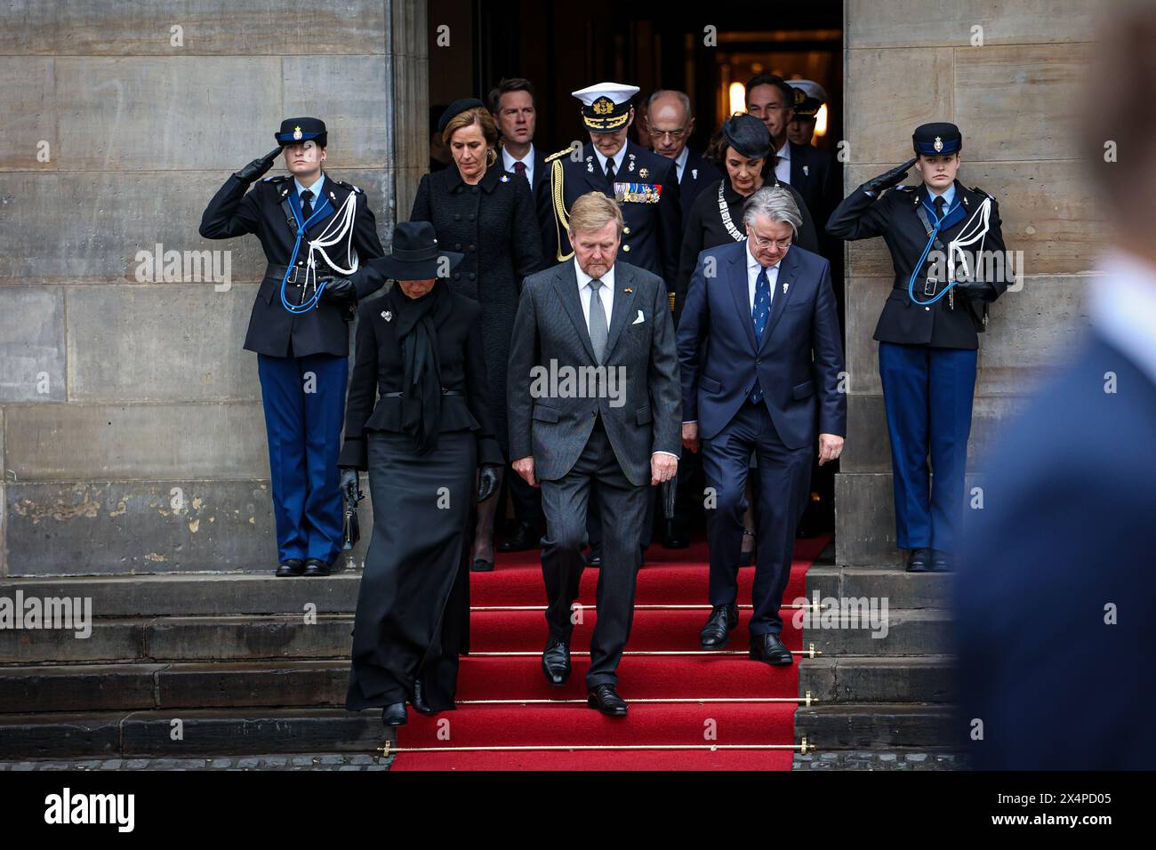 04-05-2024 AMSTERDAM - le roi Willem-Alexander marche sur la place du Dam, depuis le Palais sur la place du Dam, pour le jour national du souvenir. Photo : ANP / Hollandse Hoogte / Inter Visual Studio netherlands Out - belgique Out Banque D'Images