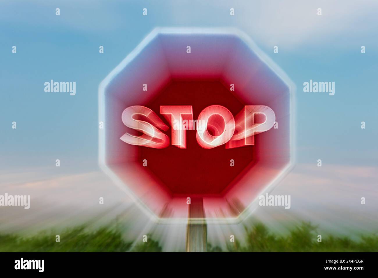 Stop panneau de signalisation, obtenu avec l'effet de zoom, mouvement rapide du zoom de l'objectif. Banque D'Images