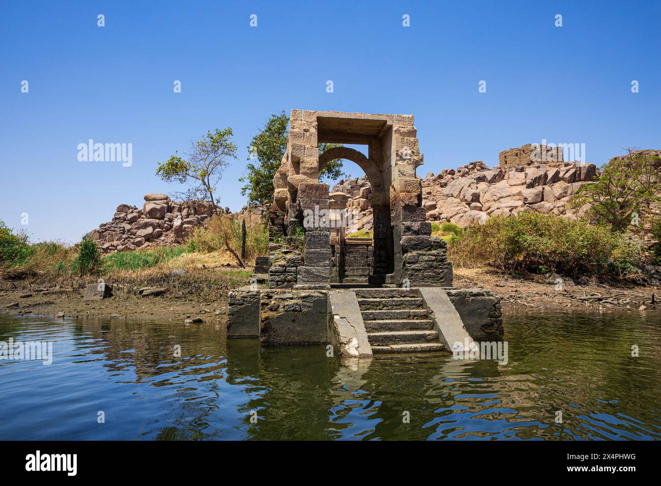 La porte du temple du Sanctuaire d'Isis, qui fait partie du complexe du temple de Philae (un site du patrimoine mondial de l'UNESCO) sur l'île Bigeh (Nubie), Égypte Banque D'Images