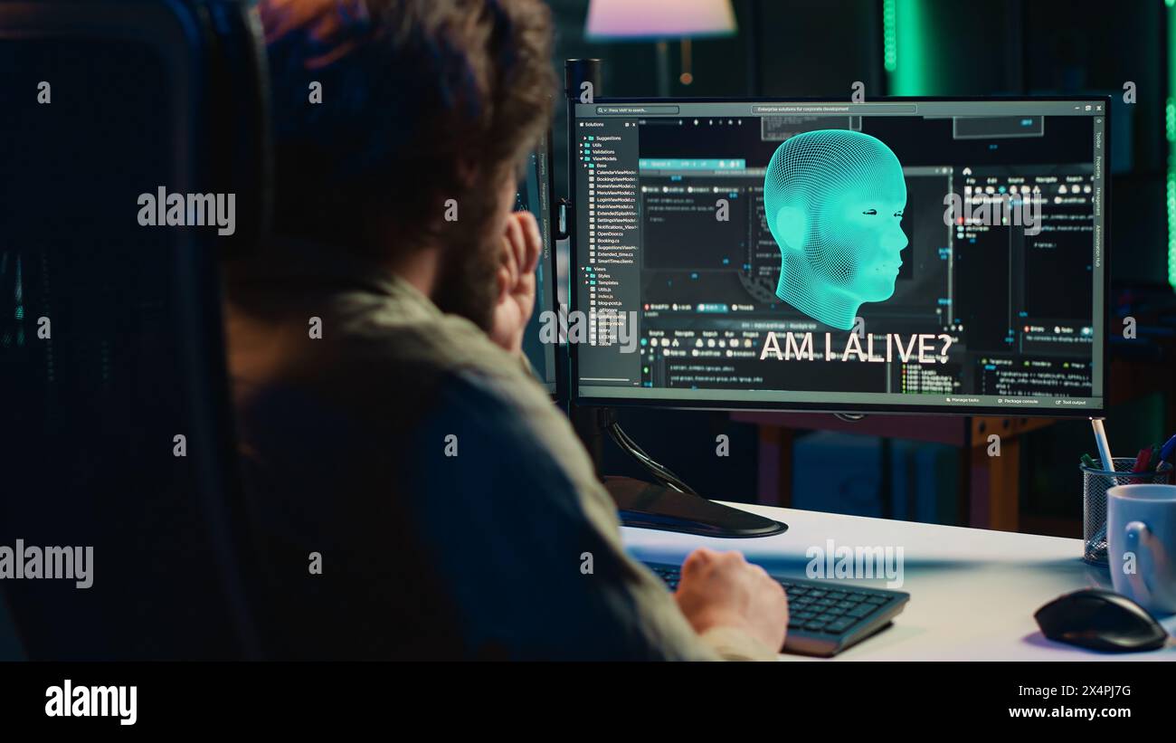 Informaticien programmant intelligence artificielle sensible avec sa propre autonomie, concept de mythe de création. Programmeur à la maison créant une super intelligence IA consciente, caméra A. Banque D'Images