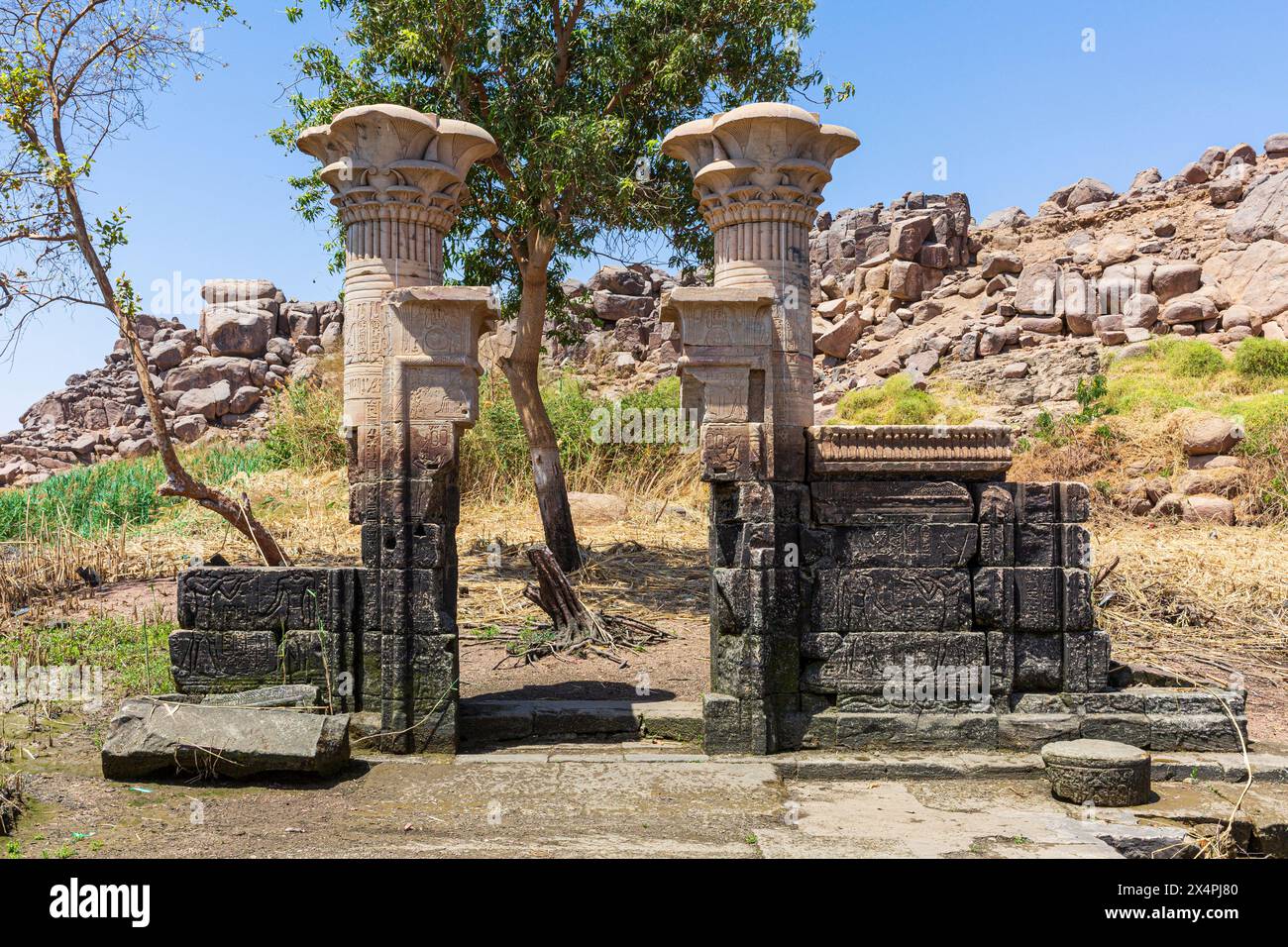 La porte du temple du Sanctuaire d'Isis, qui fait partie du complexe du temple de Philae (un site du patrimoine mondial de l'UNESCO) sur l'île Bigeh (Nubie), Égypte Banque D'Images