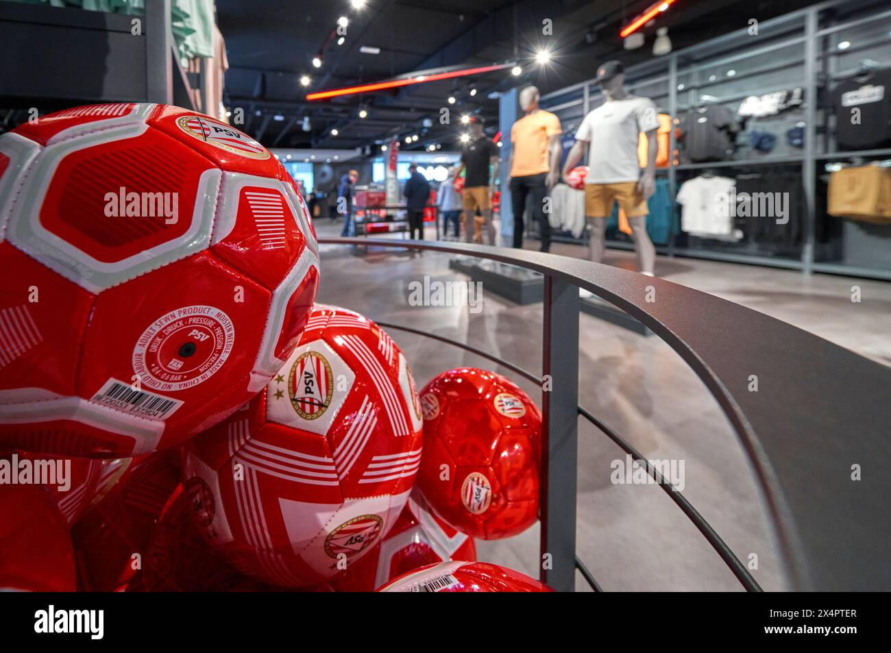 Souvenirs en vente dans la boutique des fans du Philips Stadion - l'arène officielle du FC PSV Eindhoven Banque D'Images