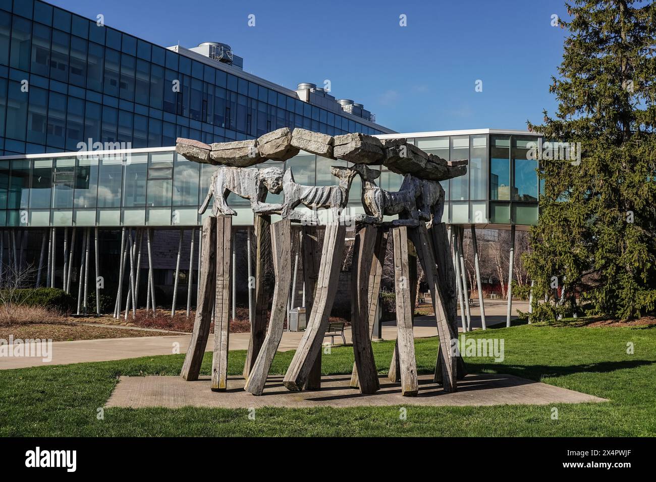 The Path of Possibilities est une sculpture en plein air de l'Université Brock à Sainte Catherine, Ontario, Canada. Il est créé par Ilan Averbuch et était le fi Banque D'Images