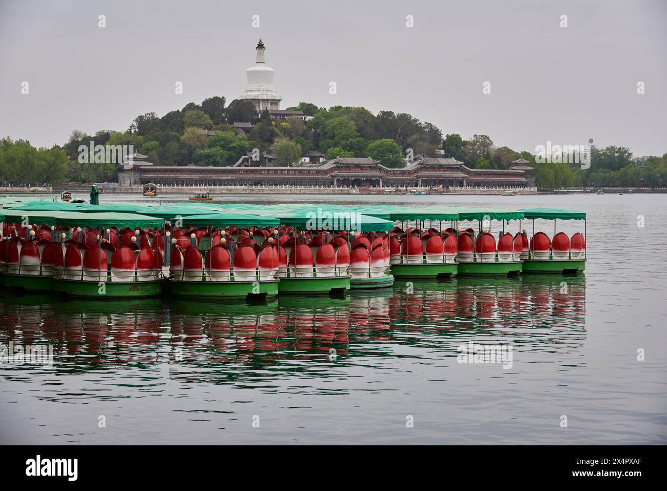 Parc Beihai et pagode Blanche sur l'île aux fleurs de Jade à Pékin, en Chine, le 19 avril 2024 Banque D'Images