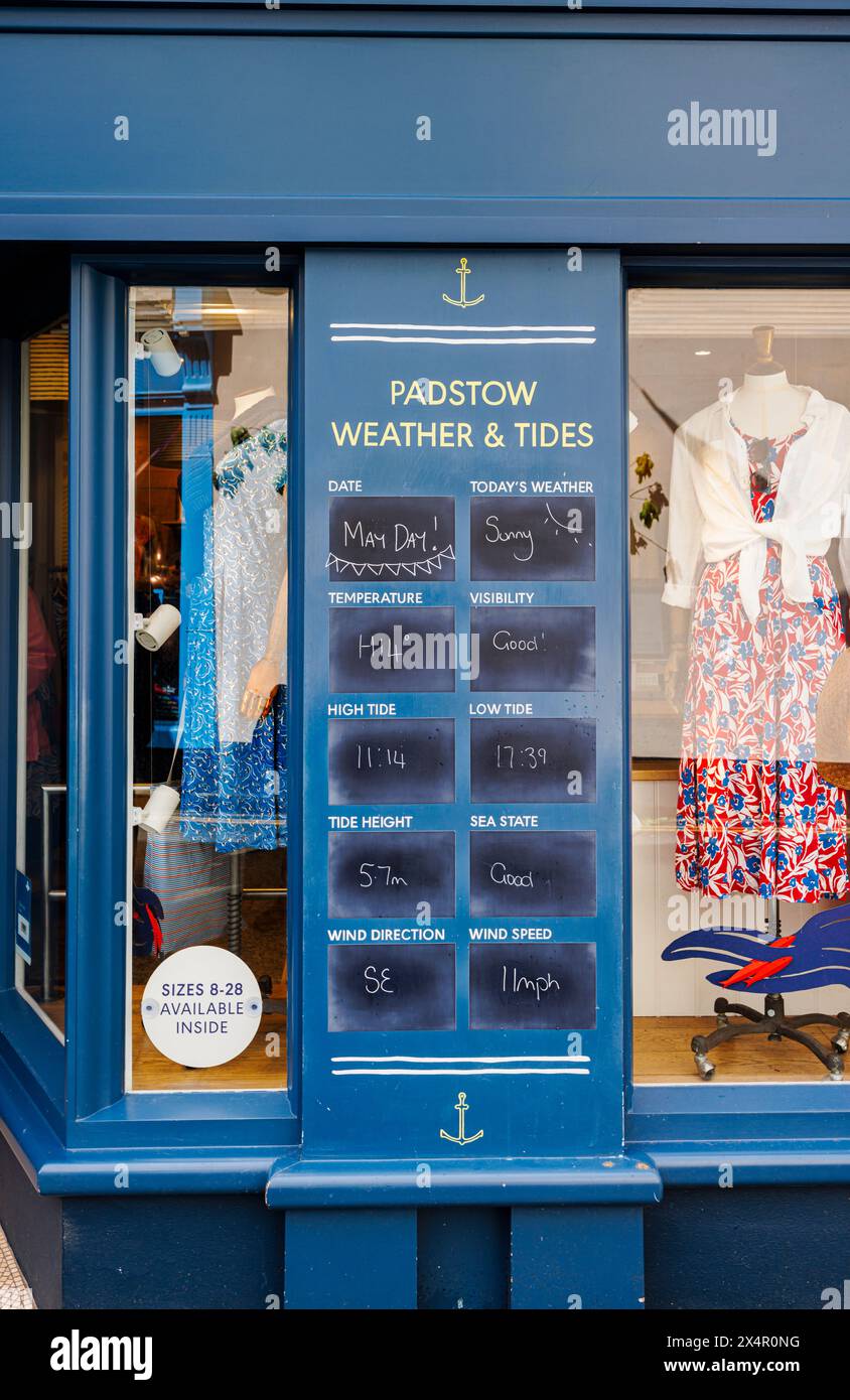 Tableau de prévisions météo et marées de Padstow pour le 1er mai dans une vitrine de magasin au bord du port à Padstow, une ville côtière du nord des Cornouailles, Angleterre Banque D'Images