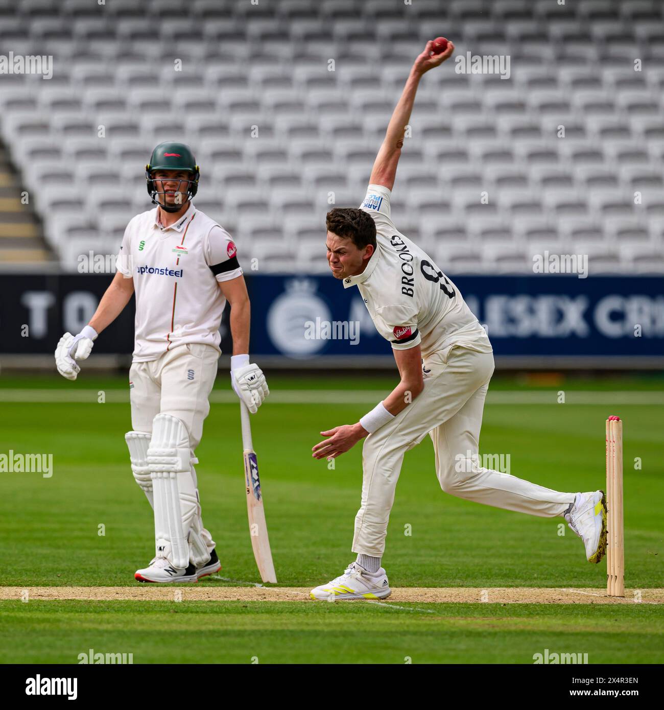 LONDRES, ROYAUME-UNI. 04 mai, 24. Henry Brookes de Middlesex (à droite) en action lors de la deuxième journée du Vitality County Championship Middlesex v Leicestershire au Lord's Cricket Ground le samedi 4 mai 2024 à LONDRES EN ANGLETERRE. Crédit : Taka Wu/Alamy Live News Banque D'Images