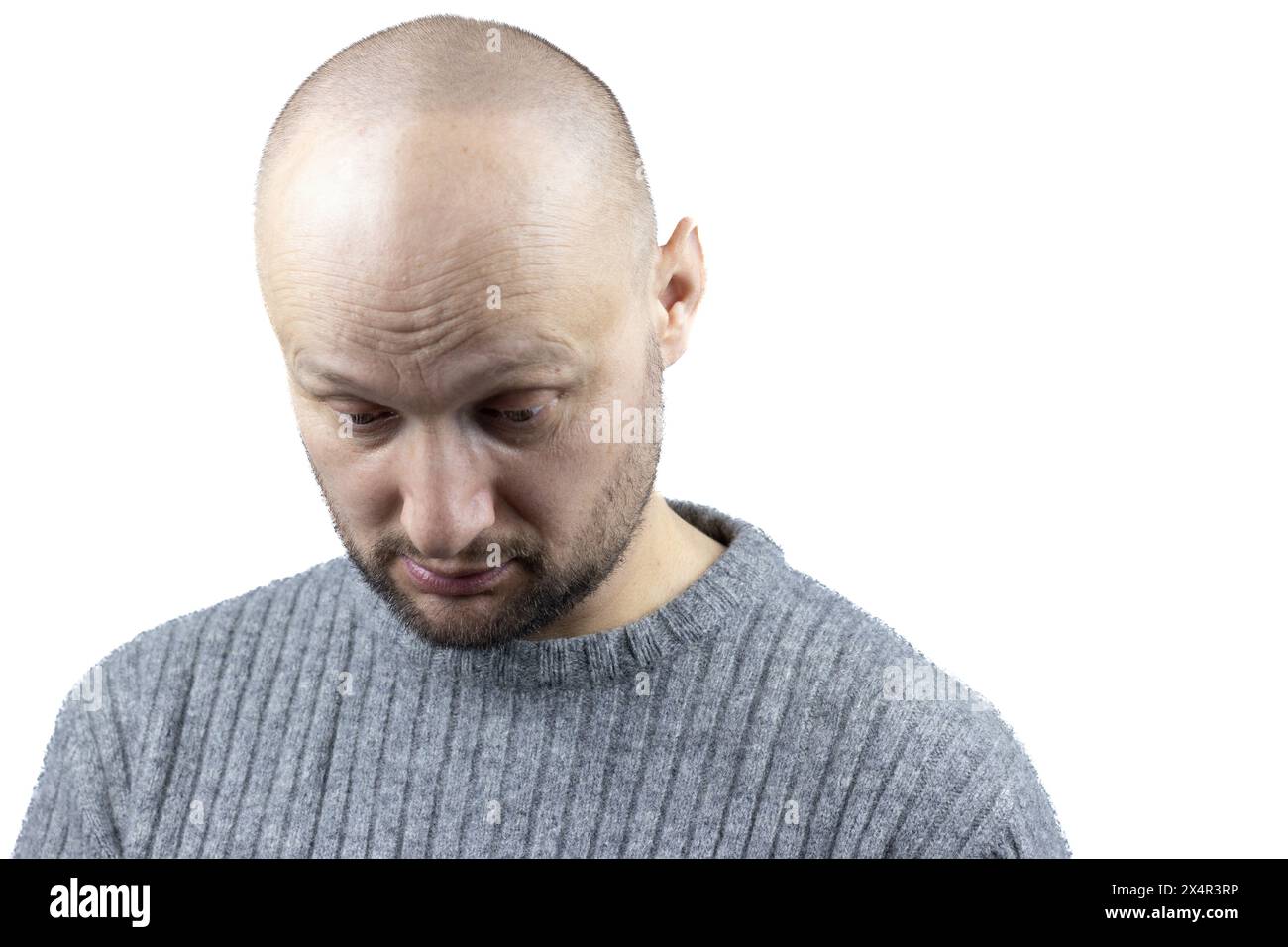 C'est un portrait captivant d'un homme, placé sur un fond blanc dur. Il est vêtu d'un pull en laine grise finement tricoté Banque D'Images