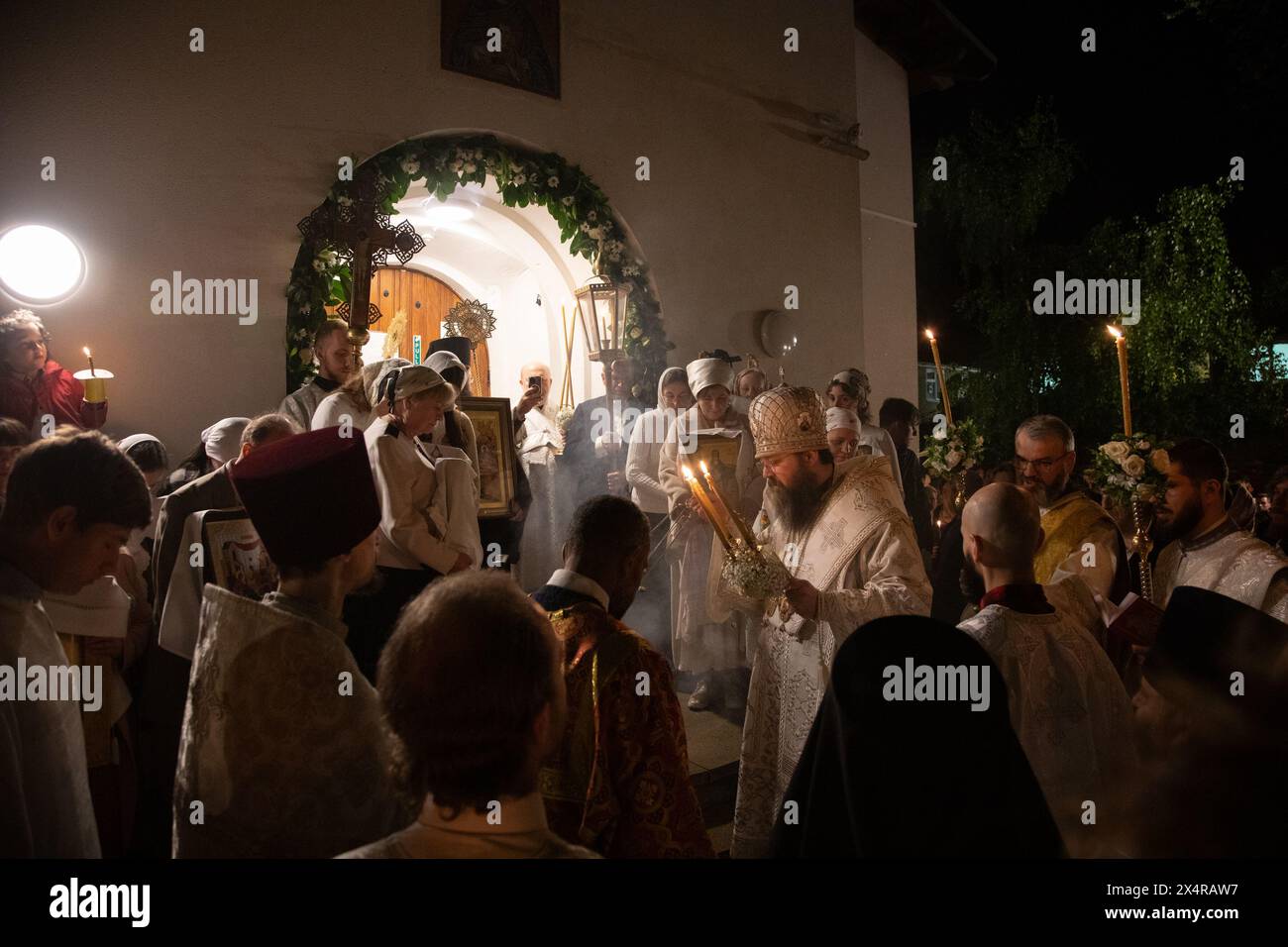 Londres, Royaume-Uni. 5 mai 2024. Mgr Irenei bénit les fidèles lors du service de Pâques à minuit à la cathédrale orthodoxe russe de la Nativité de la très Sainte mère de Dieu et des Saints Martyrs royaux à Londres-Ouest. Crédit : Kiki Streitberger/Alamy Live News Banque D'Images