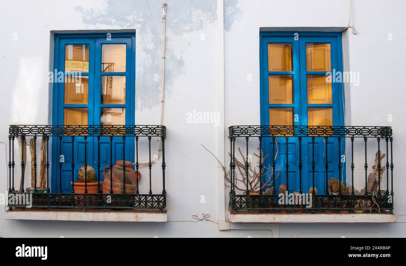 Balcons domestiques typiques dans le 'Village Blanc' de Frigiliana, Andalousie, Espagne Banque D'Images