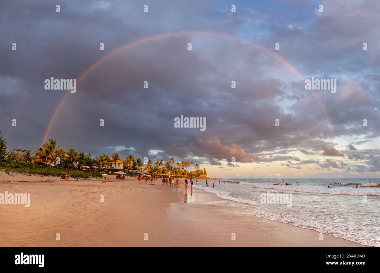 Panorama de plein arc-en-ciel sur la plage d'Itacimirim, Praia de Itacimirim, Salvador, Bahia, Brésil Banque D'Images