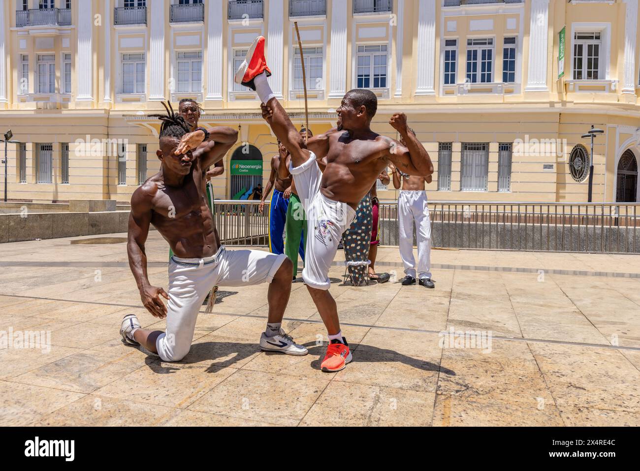 Performance de combat de Capoeira dans le district de Pelourinho, Salvador, Bahia, Brésil Banque D'Images