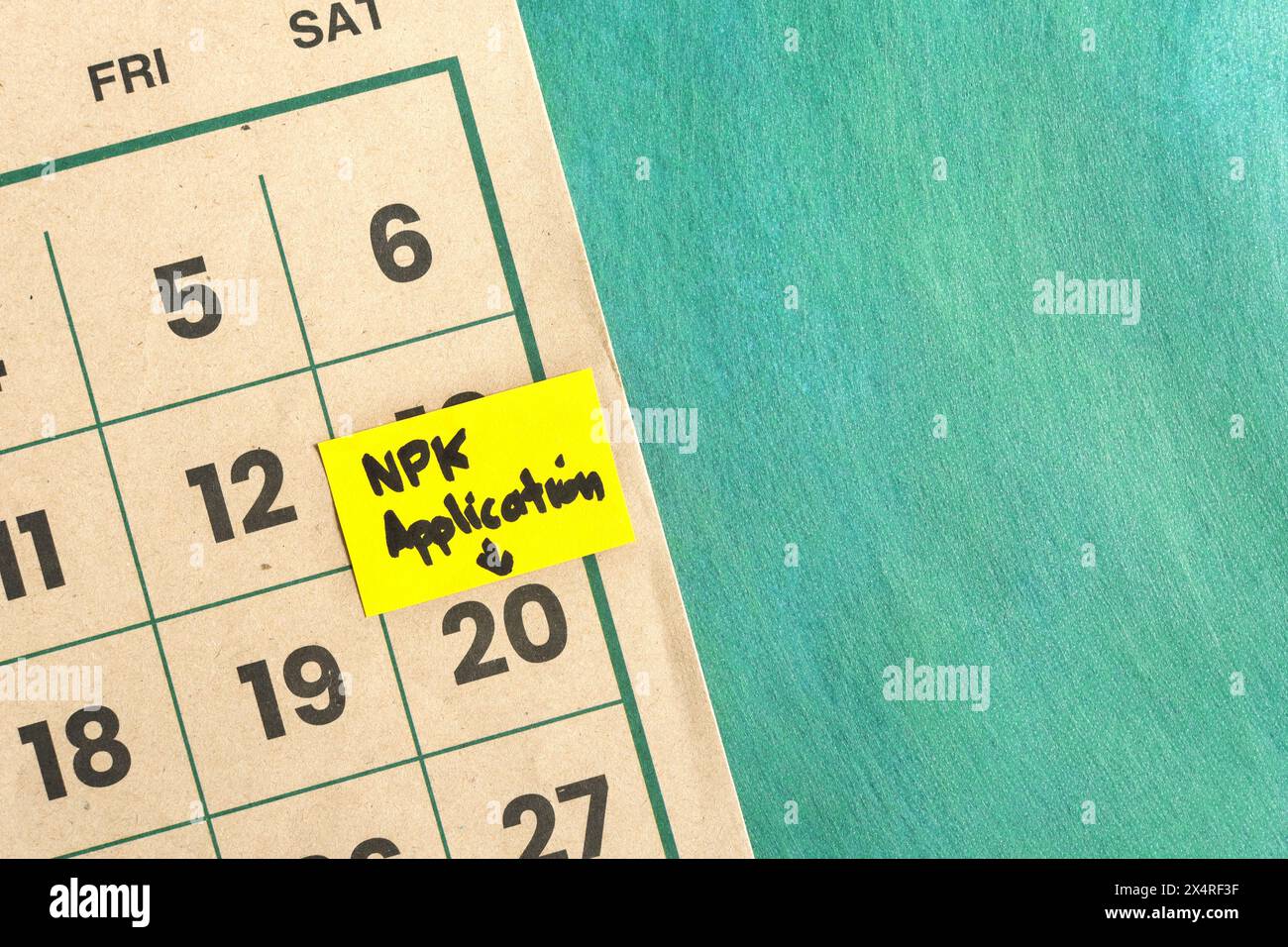 Calendrier d'application d'engrais NPK dans l'agriculture et le concept d'agriculture. Note de rappel écrite sur le calendrier. Banque D'Images