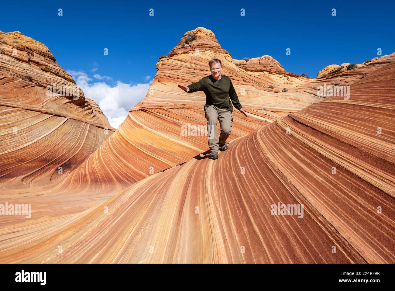 Touriste Riding the Wave, Coyote Buttes North à Paria Canyon, Vermilion Cliffs National Monument, Arizona, États-Unis Banque D'Images