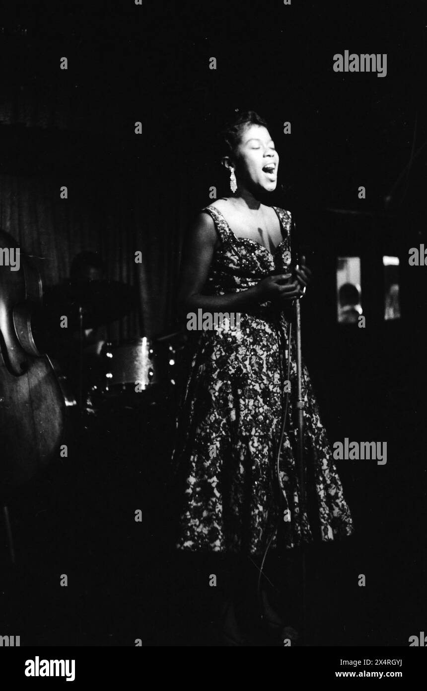 Sarah Vaughn jouant dans un club à New York, 1954 Banque D'Images