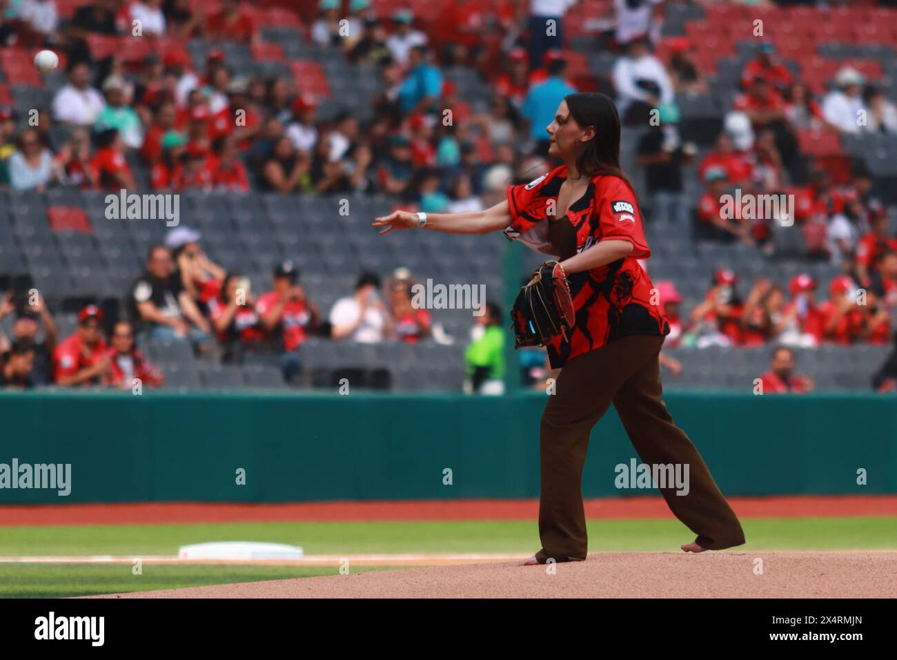 Mexico, Mexique. 04 mai 2024. L'actrice Dafne Keen lance la première balle lors du match 2 de la série entre Guerreros de Oaxaca et les Diablos Rojos del México de la Ligue mexicaine de baseball (LMB) au stade Alfredo Harp Helú. Diablos Rojos a battu Guerreros de Oaxaca 12-2. Le 4 mai 2024 à Mexico, Mexique. (Photo de Carlos Santiago/ crédit : Eyepix Group/Alamy Live News Banque D'Images