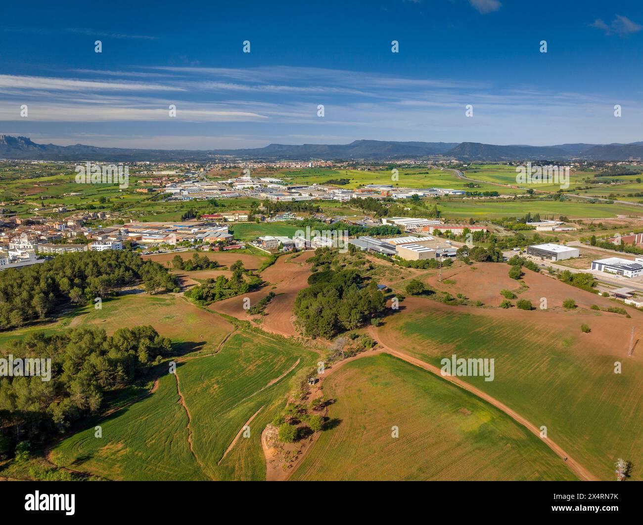 Vue aérienne des zones industrielles et des champs verts du Pla de Bages un matin de printemps (Barcelone, ​​Catalonia, Espagne) Banque D'Images