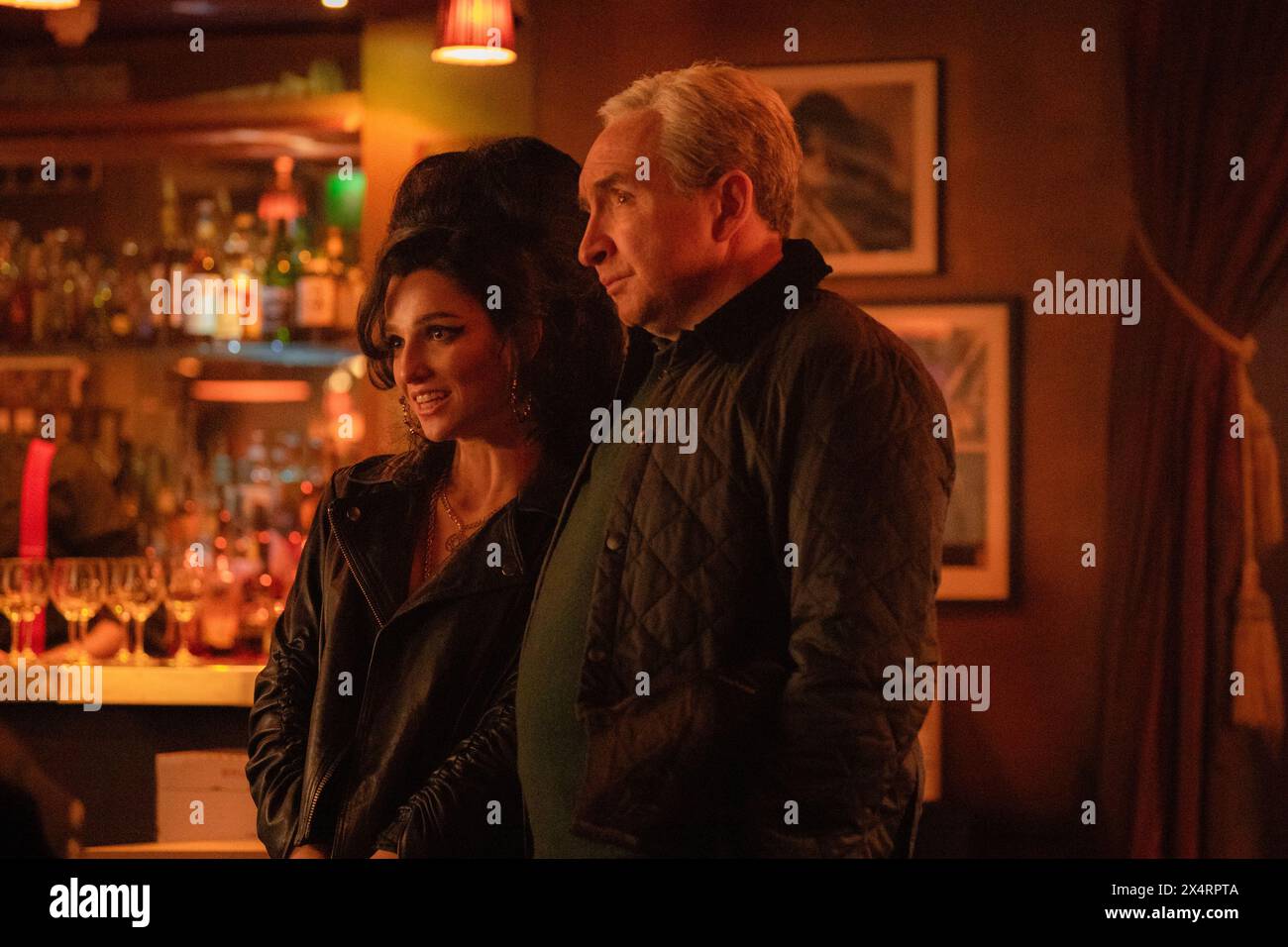 DATE DE SORTIE : 10 mai 2024. TITRE : retour au noir. STUDIO : fonctionnalités de mise au point. RÉALISATEUR : Sam Taylor-Johnson. INTRIGUE : un aperçu inédit de l'ascension précoce d'Amy Winehouse vers la renommée et de la sortie de son album studio révolutionnaire, Back to Black. EN VEDETTE : MARISA Abela dans le rôle d'Amy Winehouse, EDDIE MARSAN dans le rôle de Mitch Winehouse. (Crédit image : © Focus Features/Entertainment Pictures/ZUMAPRESS.com) USAGE ÉDITORIAL UNIQUEMENT ! Non destiné à UN USAGE commercial ! Banque D'Images