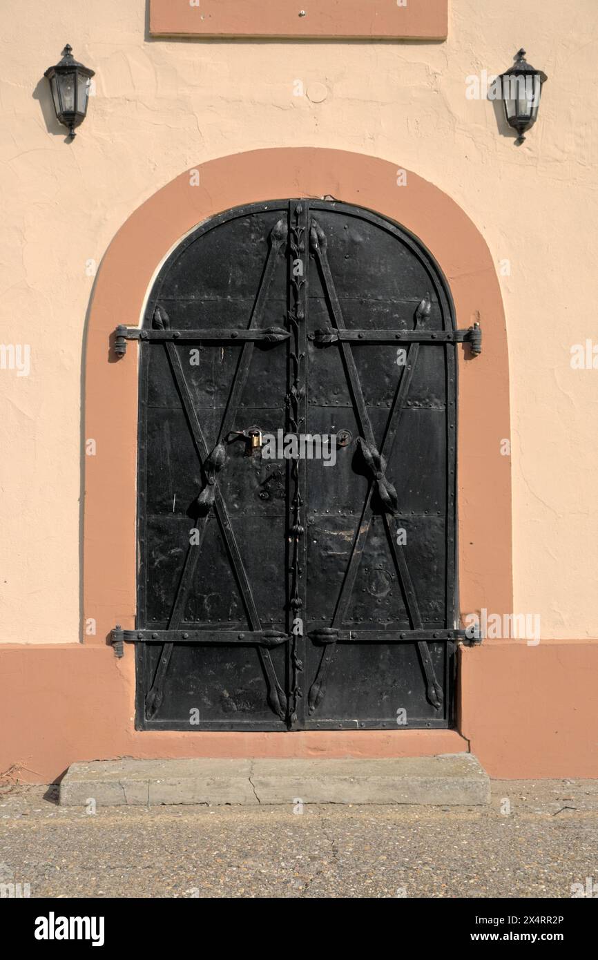 Vieille porte en métal arqué avec des barres en fer forgé à Kulpin, Backi-Petrovac, Serbie Banque D'Images