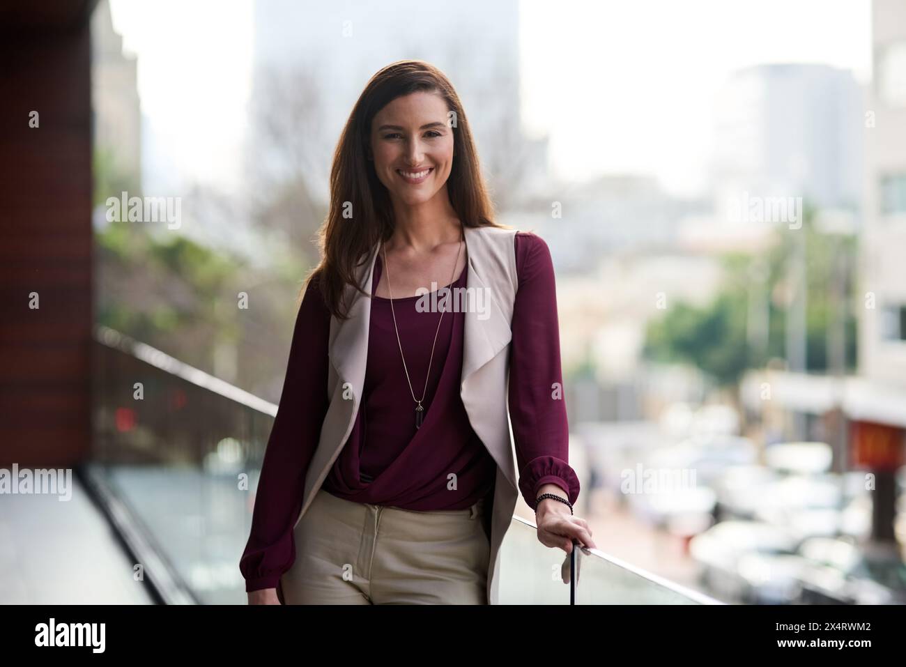 Femme de carrière, balcon et sourire en portrait en hr sur le lieu de travail pour les affaires, la croissance et le recrutement en tant que manager. Personne féminine, professionnelle et Banque D'Images