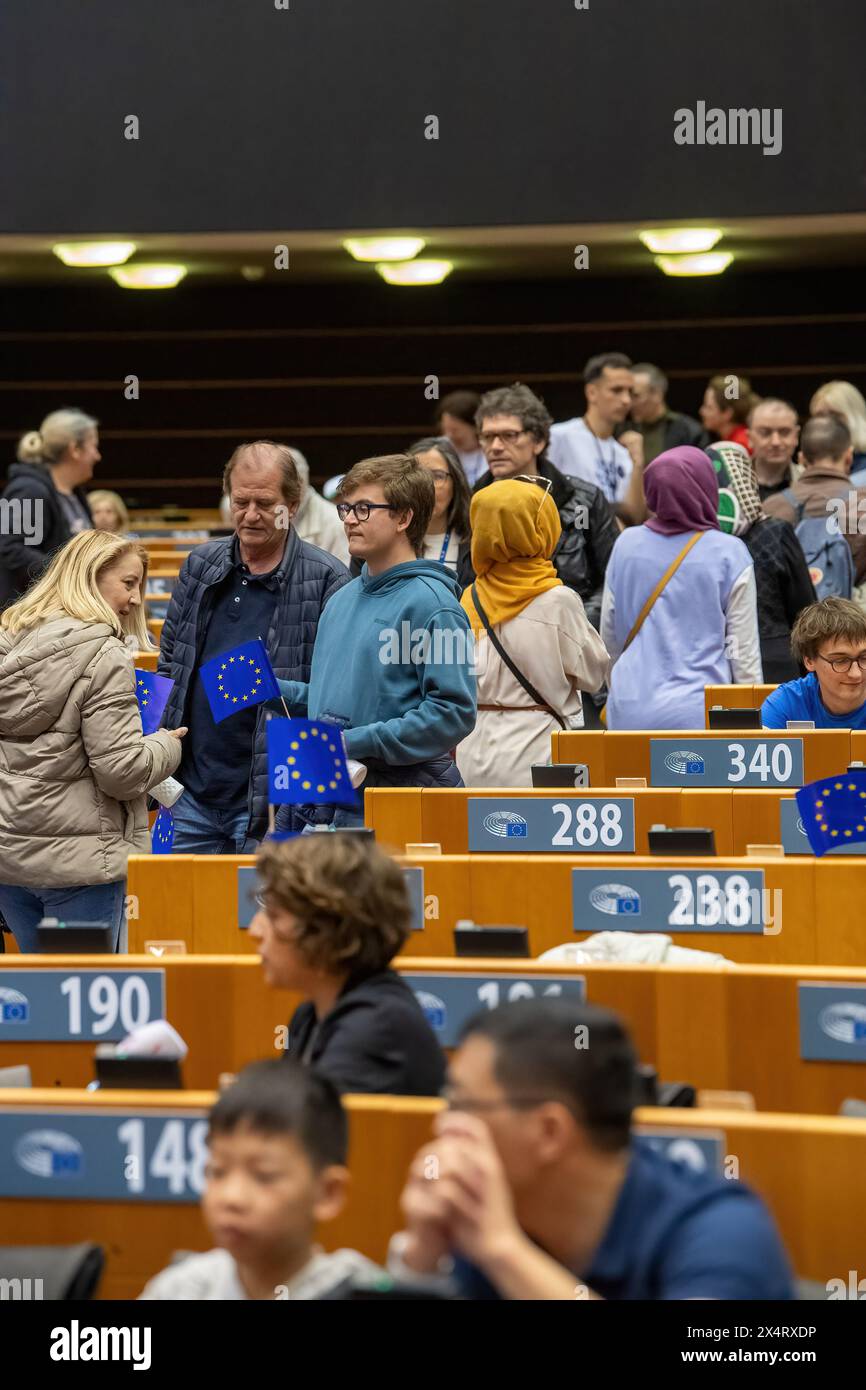 Le public peut se promener et s'asseoir dans la salle du parlement européen lors d'une journée portes ouvertes pour célébrer l'anniversaire du Parlement européen à Bruxelles. Pour célébrer l'anniversaire du Parlement européen à Bruxelles, les visiteurs ont eu un accès privilégié aux salles du Parlement et au bâtiment emblématique lui-même. La journée portes ouvertes a comporté des stands informatifs sur les prochaines élections du Parlement européen, favorisant l’engagement politique et le dialogue. Dans le contexte de la démocratie européenne, les participants se sont immergés dans le processus législatif, symbolisant la transparence et la participation civique. L'événement sh Banque D'Images