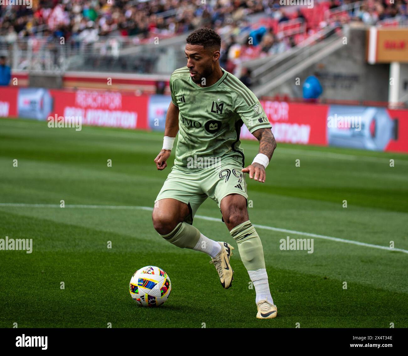 04 mai 2024 Santa Clara, CA États-Unis L'attaquant de Los Angeles Denis Bouanga (99) contrôle le ballon pendant le match de la MLS entre le Los Angeles Football Club et les tremblements de terre de San Jose. San Jose a battu le LAFC 3-1 au Levi's Stadium San Clara Calif. Thurman James/CSM Banque D'Images