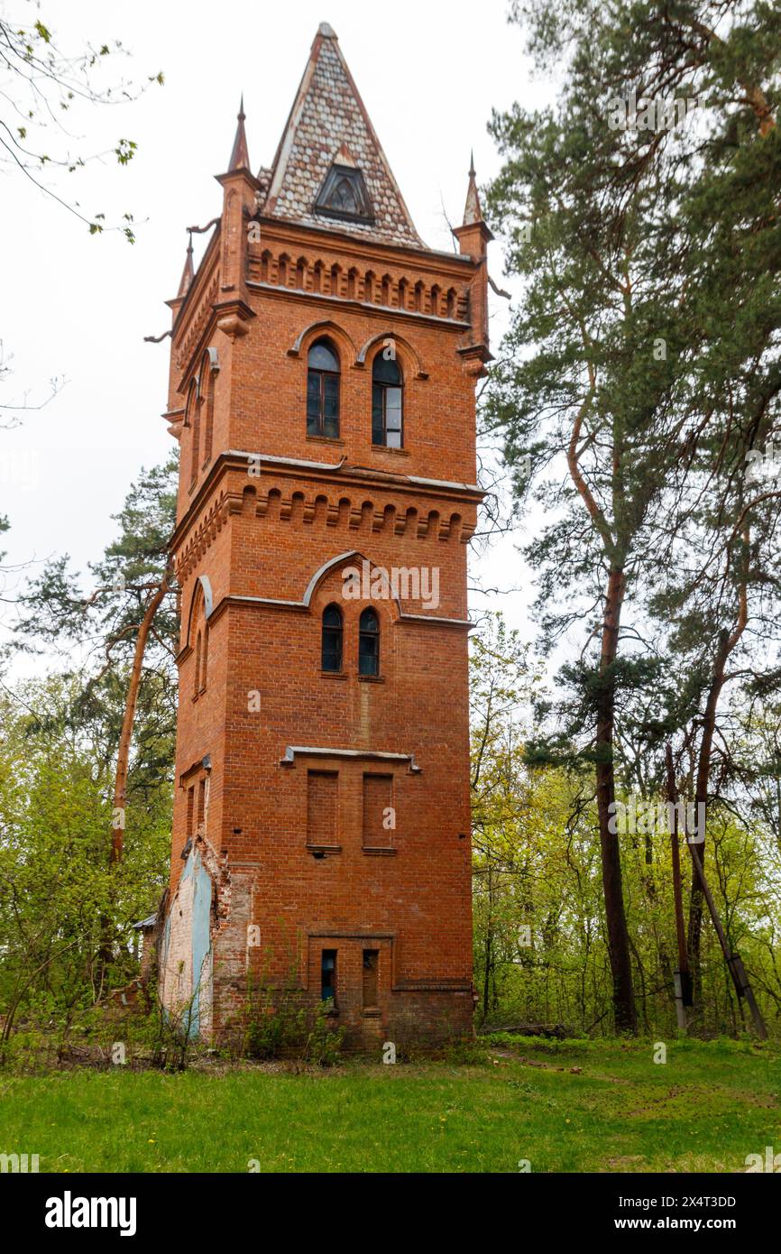 Vieux château d'eau en briques dans le parc Natalyevka dans la région de Kharkiv, Ukraine Banque D'Images