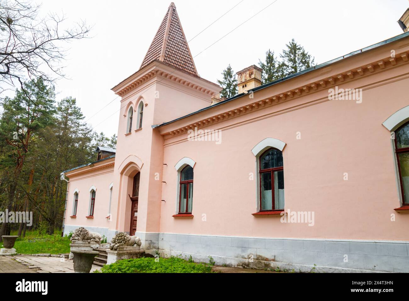 Bâtiment dans le parc Natalyevka dans la région de Kharkiv, Ukraine Banque D'Images