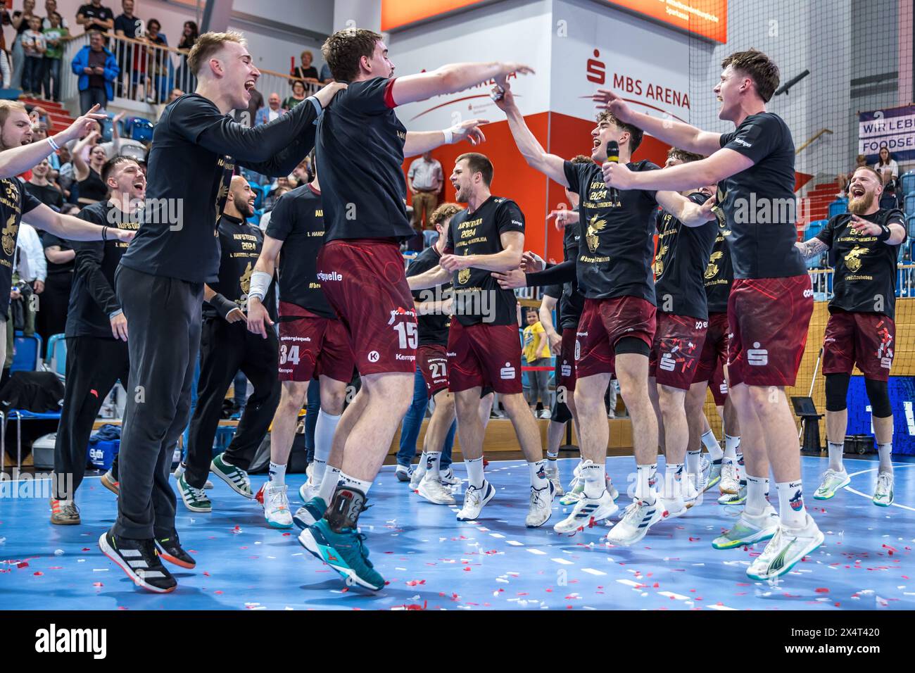 Potsdam, Allemagne. 04 mai 2024. Handball : Bundesliga 2, 1er VfL Potsdam - TV Großwallstadt, jour de match 31, MBS Arena. Les joueurs de VFL Potsdam célèbrent leur victoire et leur promotion en 1ère Bundesliga. Crédit : Andreas Gora/dpa/Alamy Live News Banque D'Images