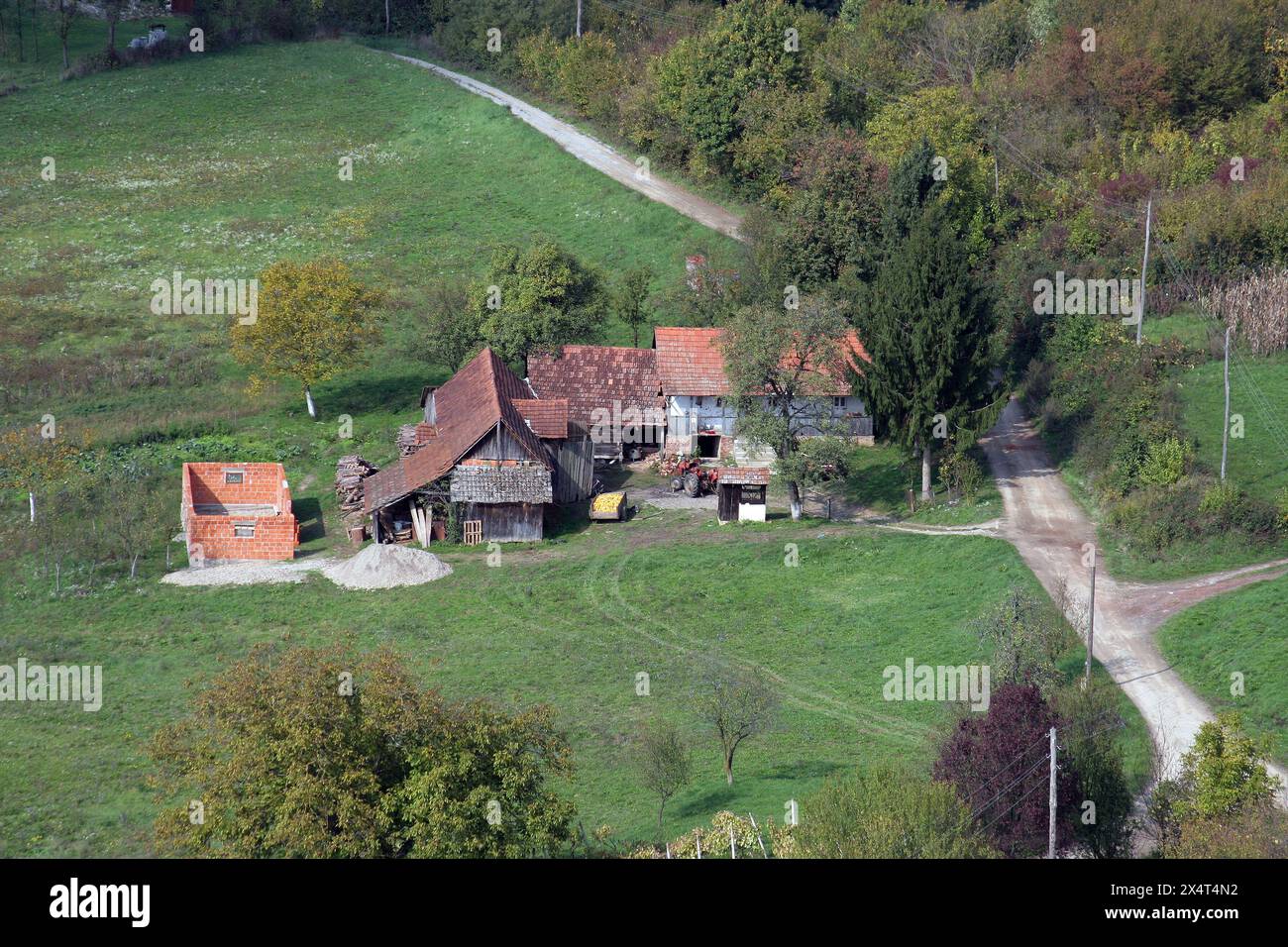 Une petite cour de ferme dans le village de Kaniska IVA dans le comté de Bjelovar-Bilogora en Croatie centrale Banque D'Images