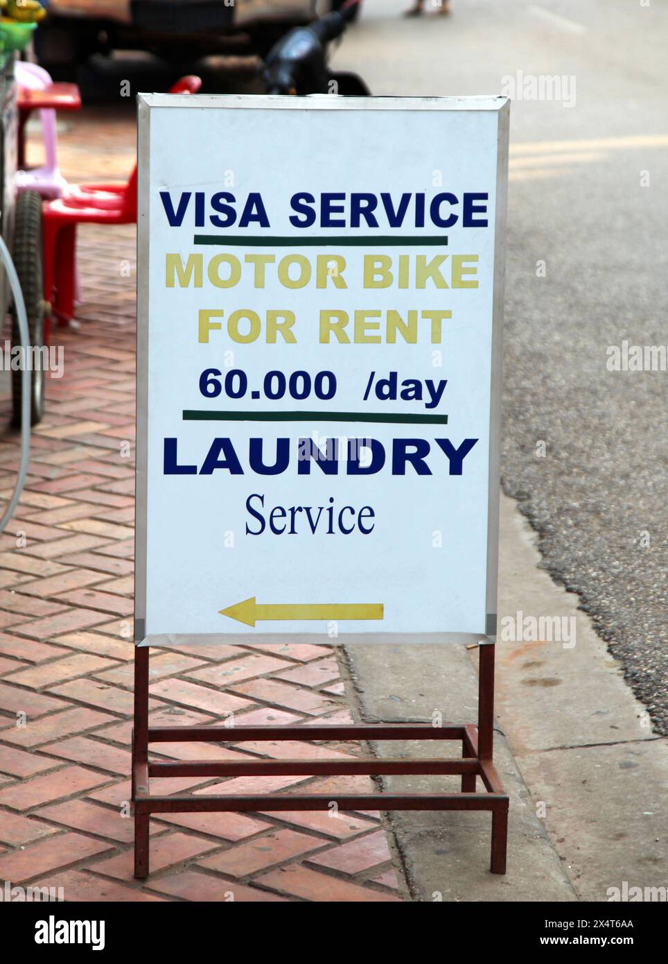 Un signe typique en Asie du Sud-est annonçant les services de voyage essentiels à Backpacker's, y compris voyage Visa's, location de moto et blanchisserie. Banque D'Images
