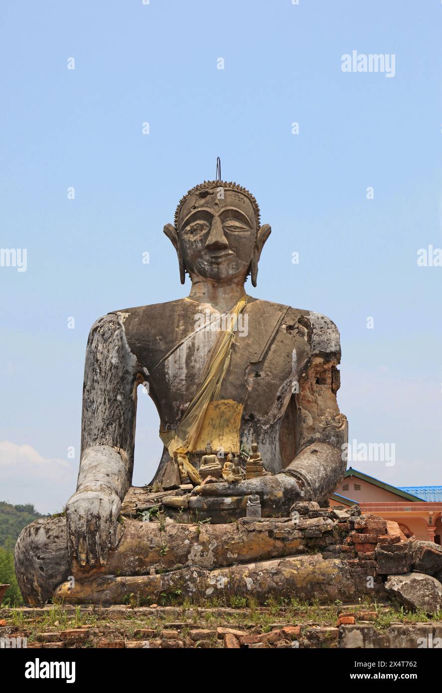 Les ruines de Wat Phia Wat près de Phonsavan au Laos. La zone a été soumise à des bombardements pendant la guerre du Vietnam et cette statue de bouddha et certains murs sont tous Banque D'Images