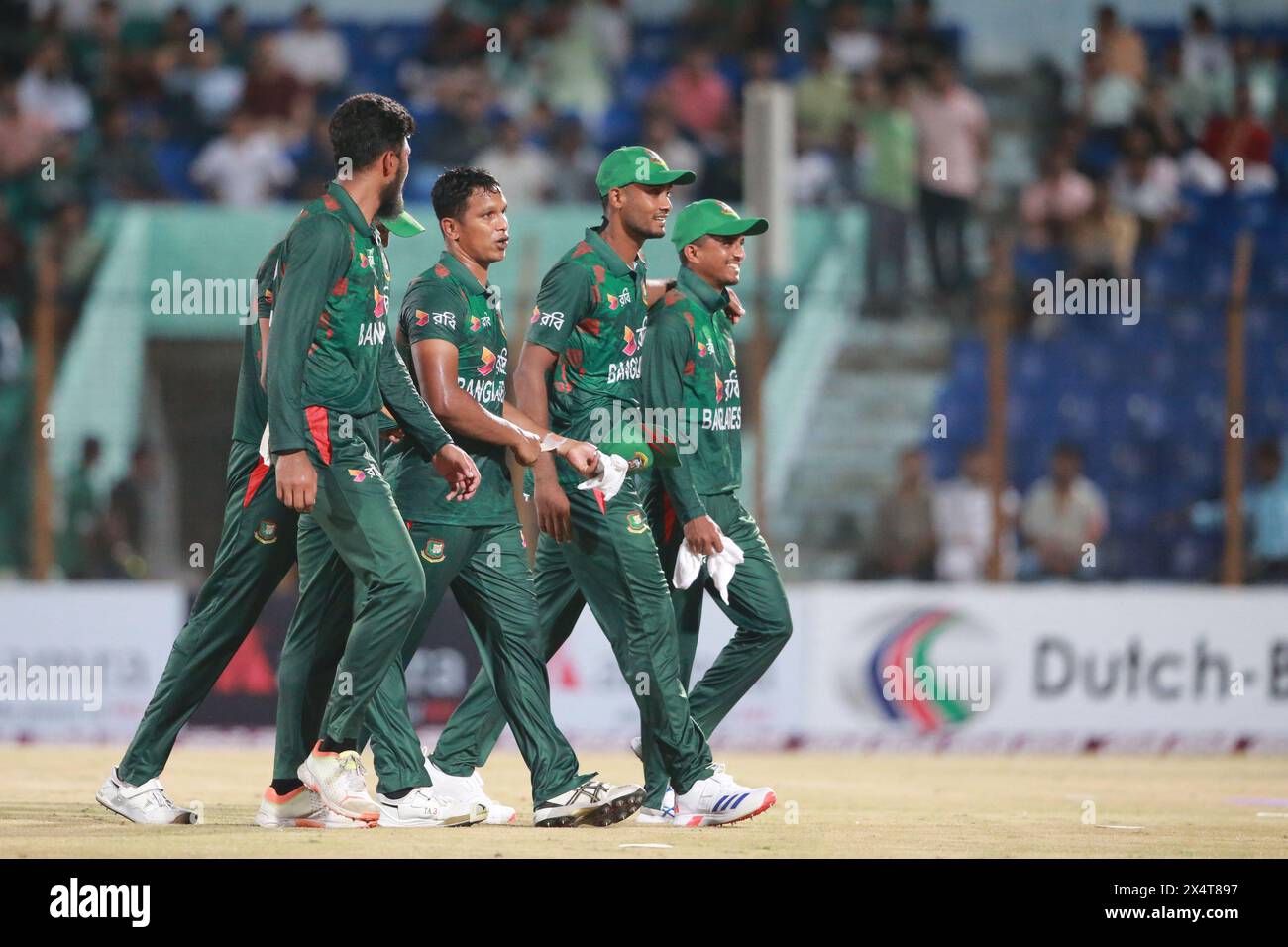 Le paceur bangladais Shariul Isalm (2ème à droite) aux côtés de ses coéquipiers contre le Zimbabwe lors du premier T20 de cinq matchs au Zahur Ahmed Chowdhur Banque D'Images